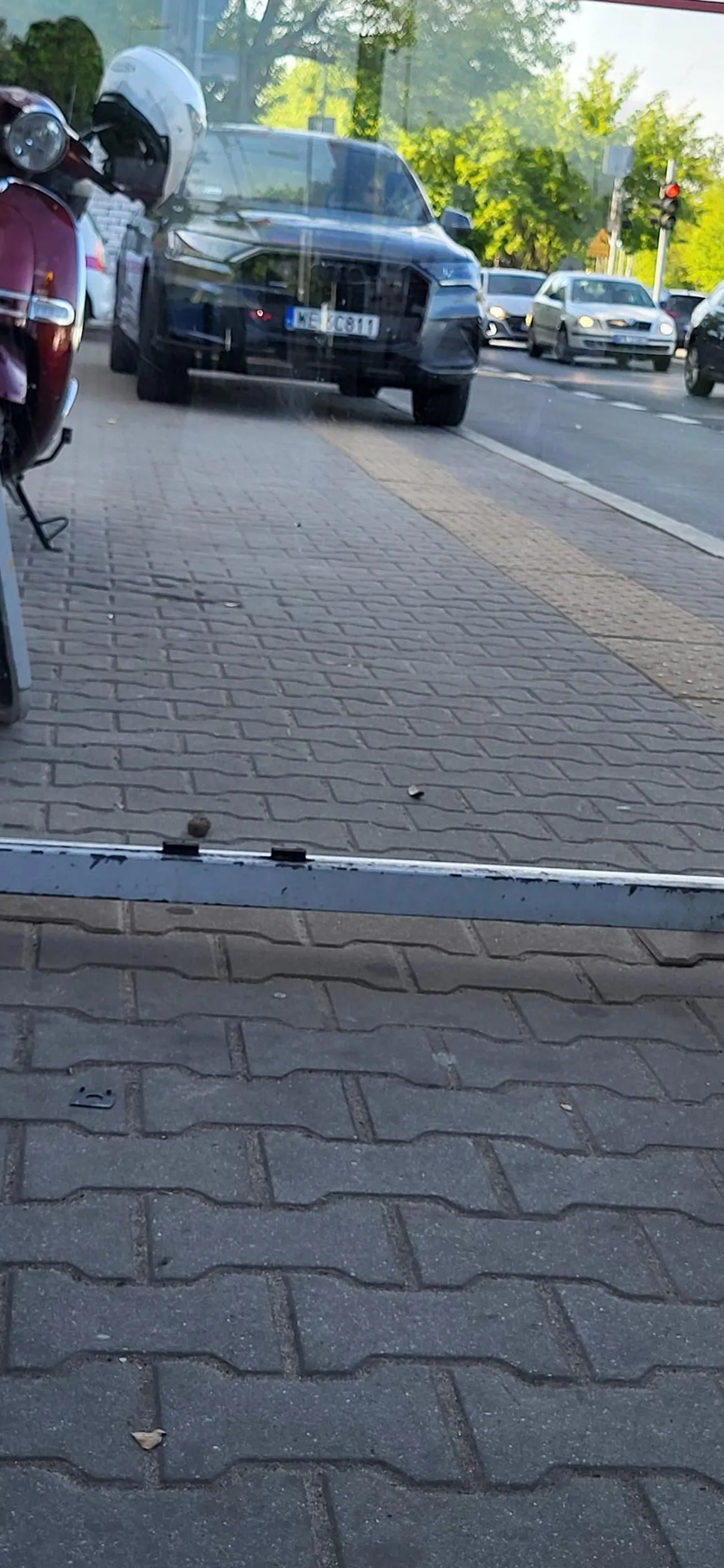 Baba zaparkowała na przystanku, z daleka widać że blondynka