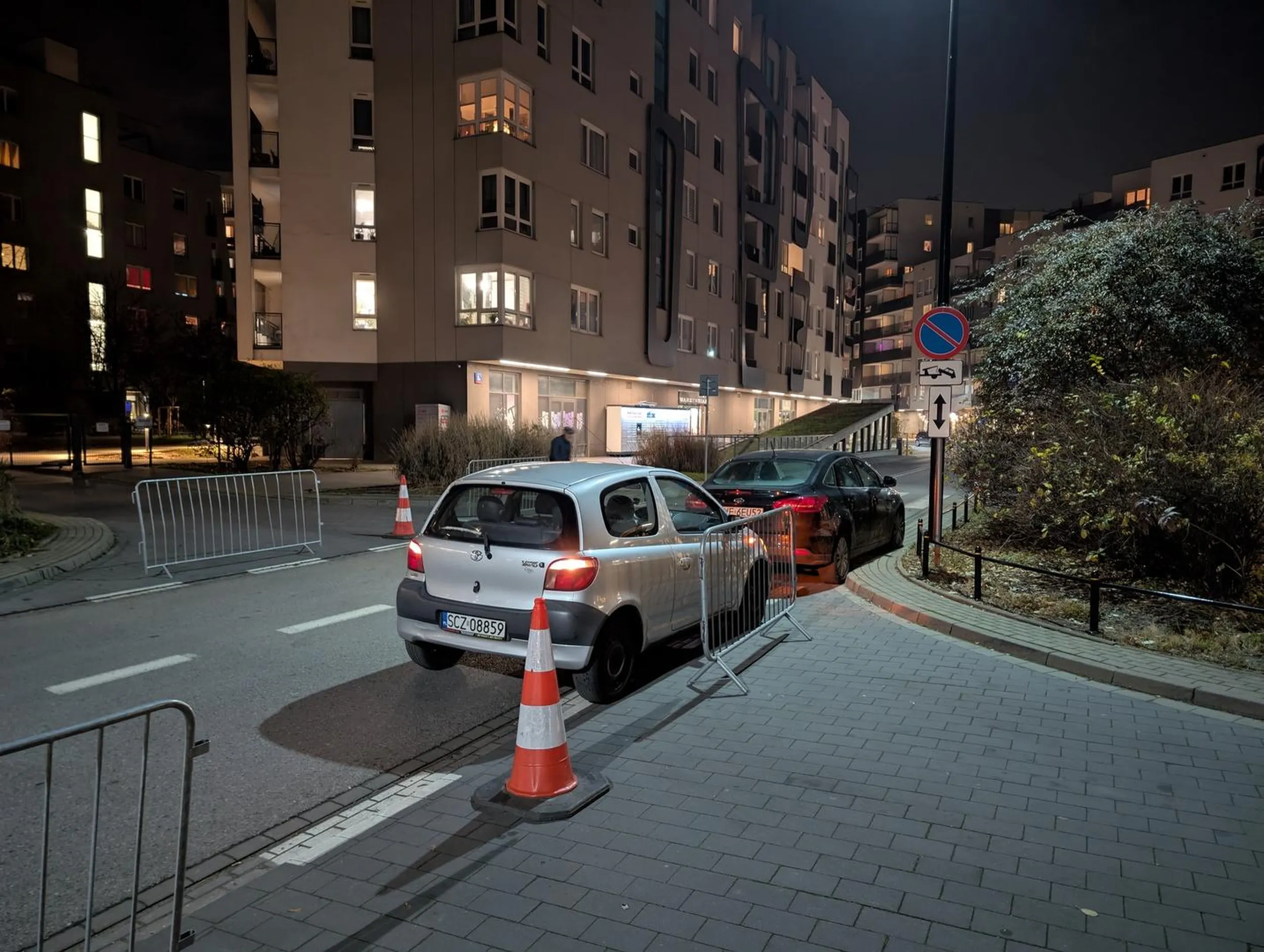 Przed pasami, na zakazie, Pan odbierał dziecko z przedszkola. Yaris to typowy dostawca szamy :)