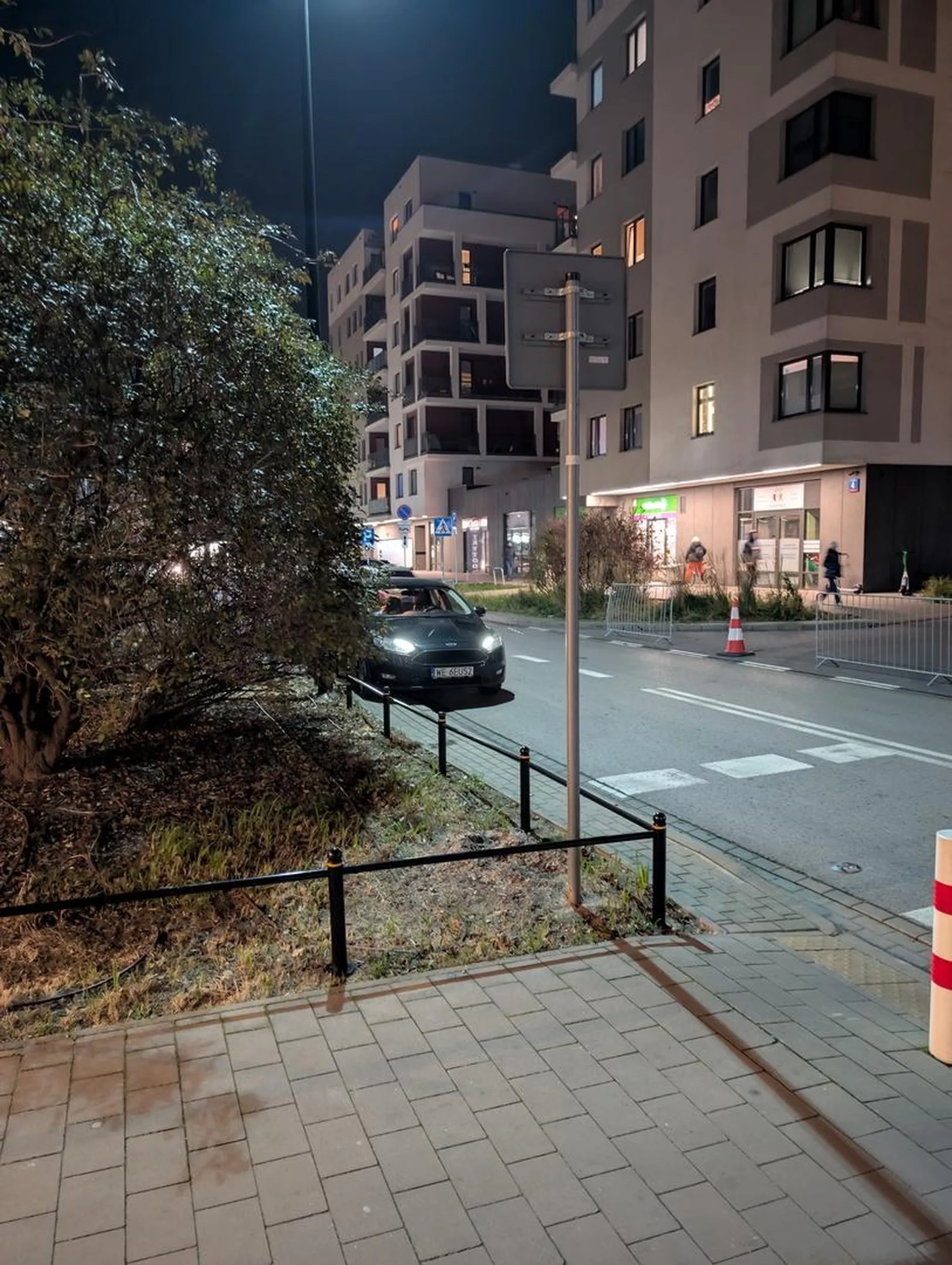 Przed pasami, na zakazie, Pan odbierał dziecko z przedszkola. Yaris to typowy dostawca szamy :)