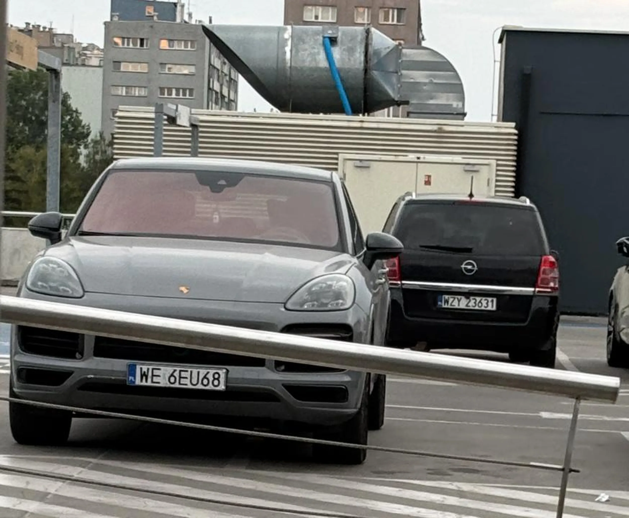 Burak i prostak parkujący na dwóch miejscach