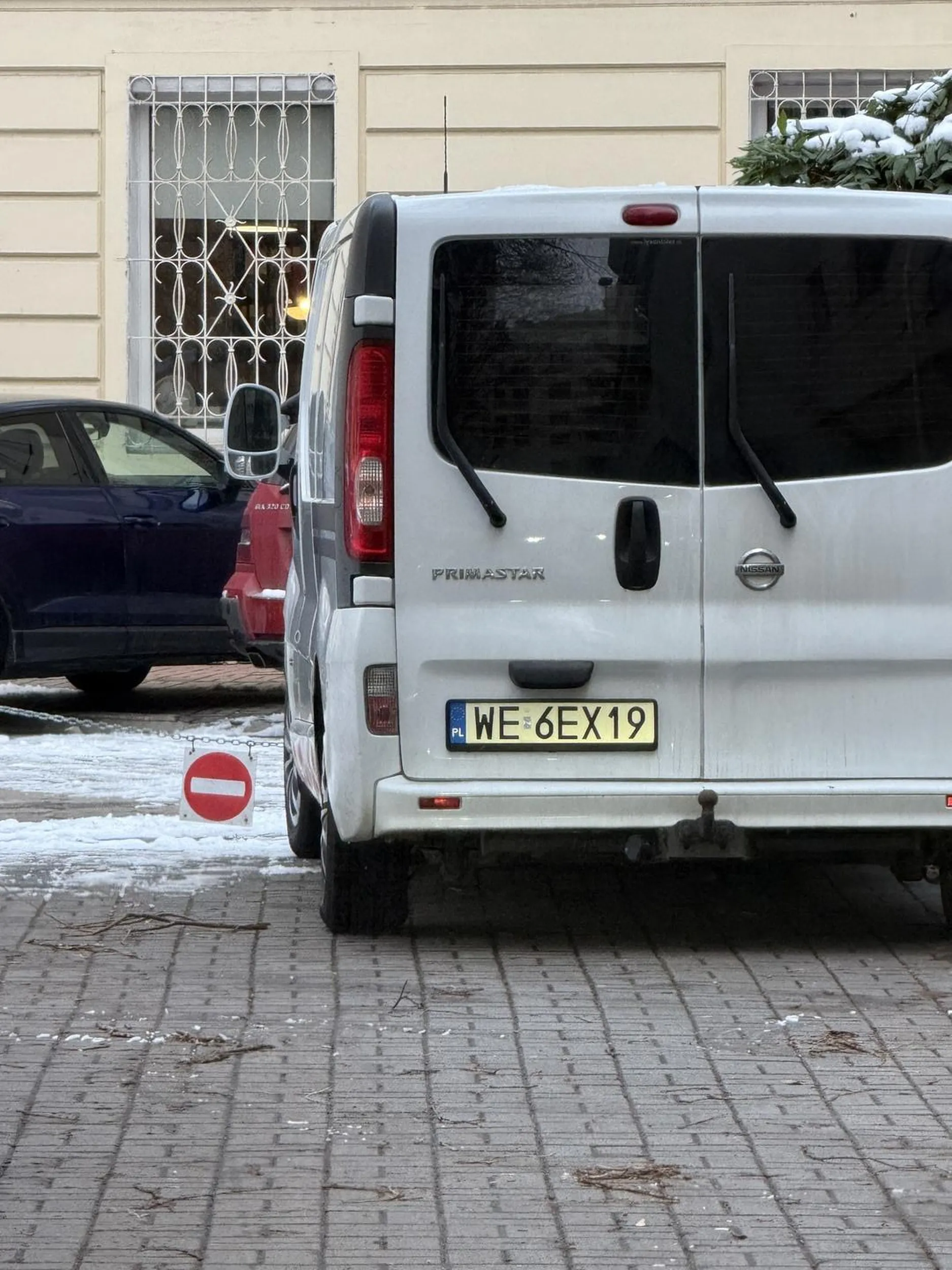 Dnia 13.01.25 kierowca tego auta zaparkował w strefie niedozwolonej, zastawiając moje auto.