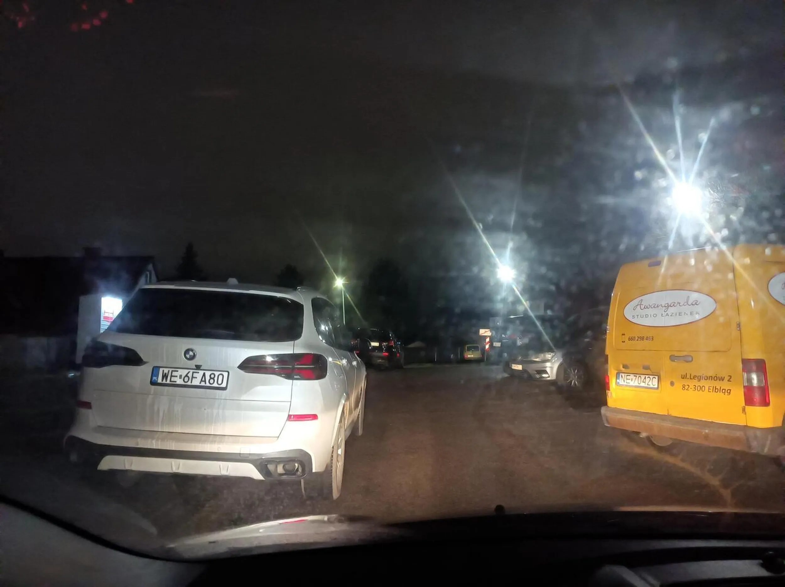 Gratuluję genialnego zaparkowania. Prawo jazdy z czipsów w wykonaniu słoika.