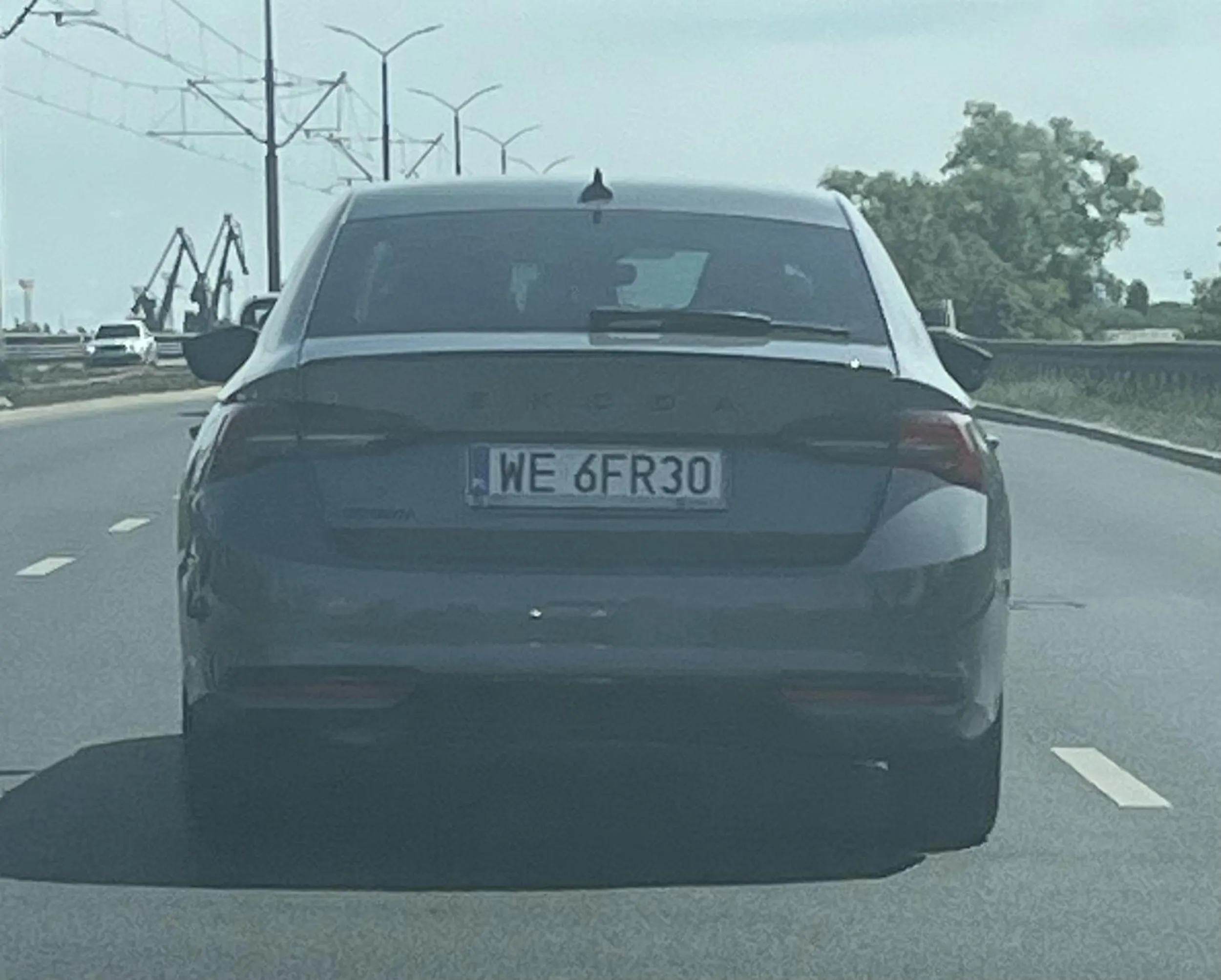 Apeluje o większą ostrożność i zwracanie uwagi na oznakowanie poziome – żółte linie mają pierwszeństwo przed białymi. Zjeżdżając bez kierunkowskazu i bez spojrzenia w lusterko, dwukrotnie niemal doprowadził Pan do bardzo niebezpiecznej sytuacji. Przy tej drugiej było blisko do zepchnięcia nas pod samochód ciężarowy. Warto zapoznać się z terminem martwej strefy. :)) Zdarzenie miało miejsce 7 maja, chwilę przed godziną 13:00, na zjeździe z Trasy Zamkowej w kierunku prawego brzegu, Szczecin.