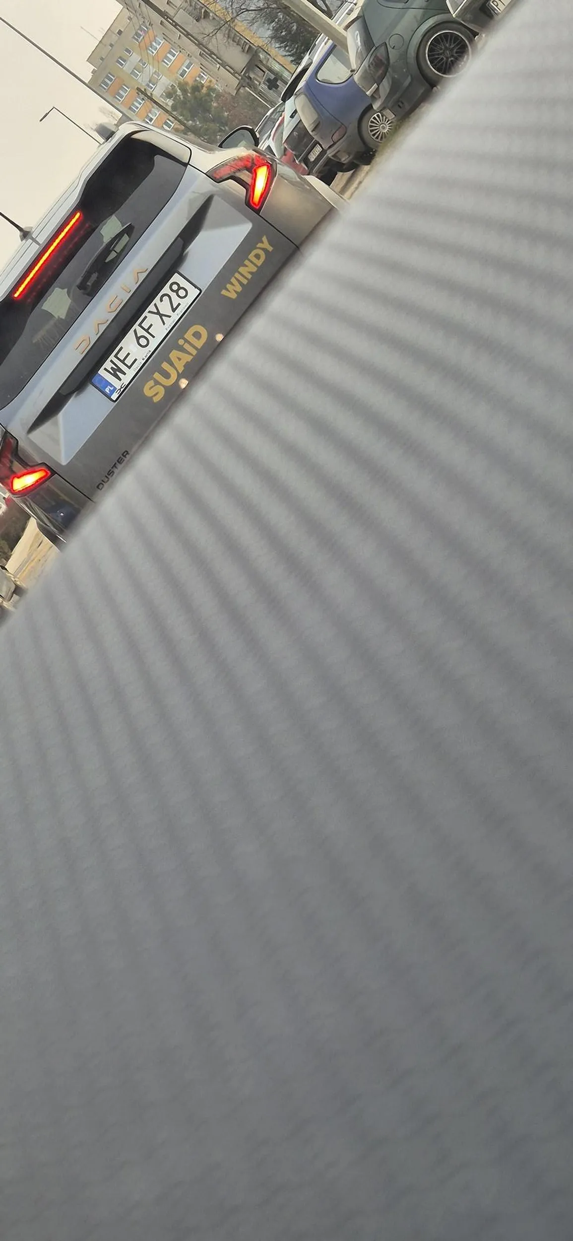 Jak się spieszysz to idz pieszo.. Mały wlos i spowodowałby wypadek..  ale lepiej strąbic i zwiać...