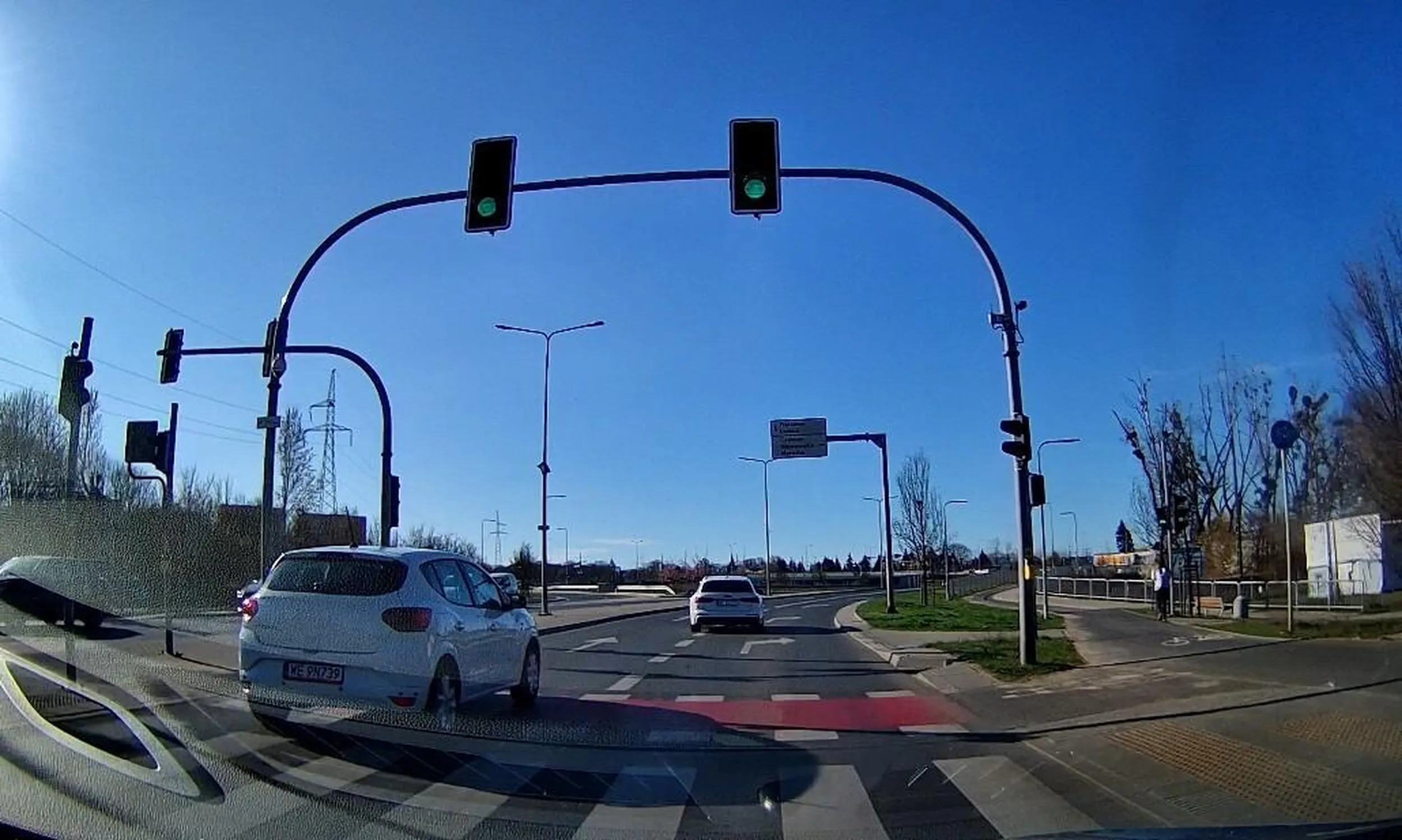 Białe audi. Poznań, Lechicka. Jedzie prosto z pasa do skrętu w prawo.