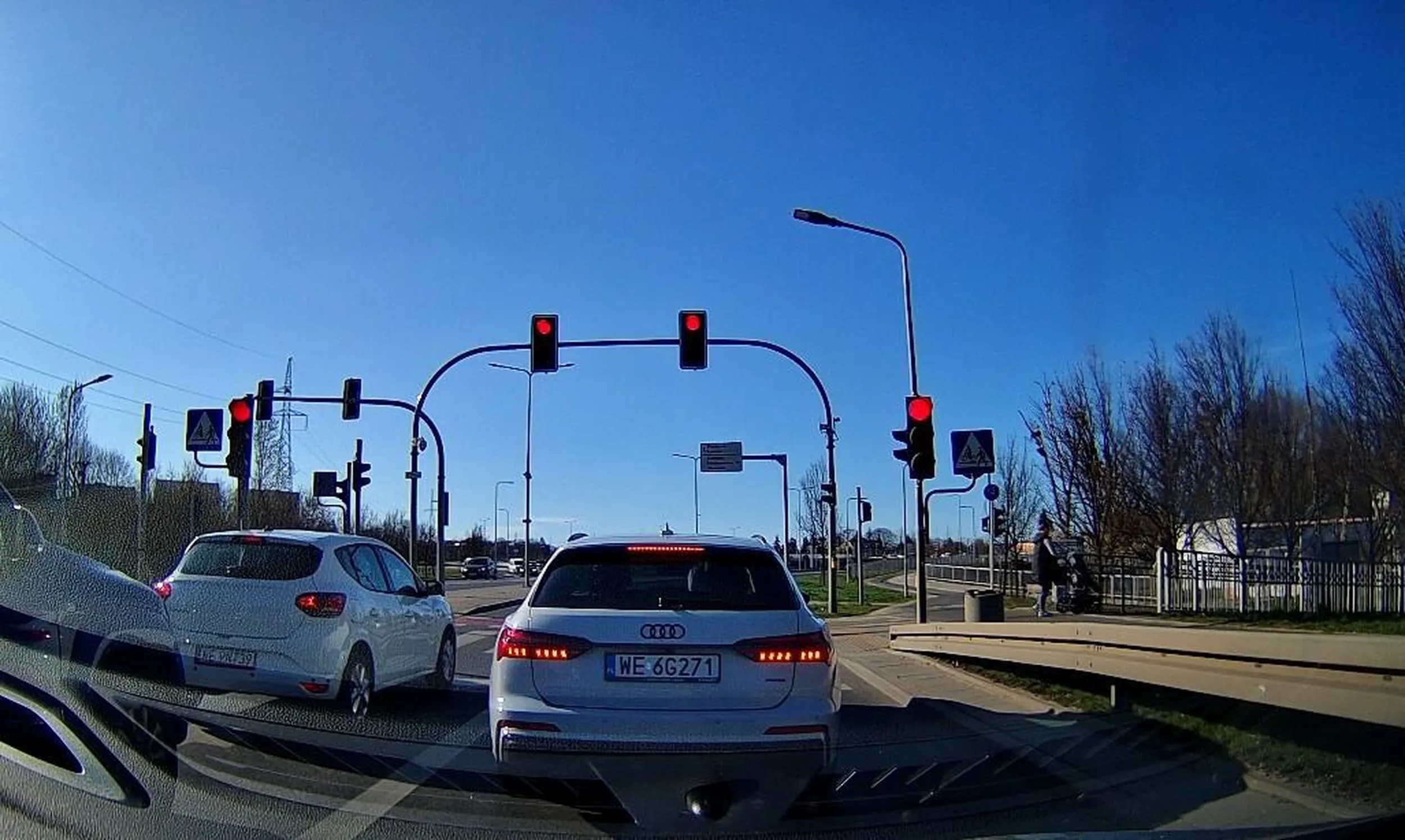 Białe audi. Poznań, Lechicka. Jedzie prosto z pasa do skrętu w prawo.