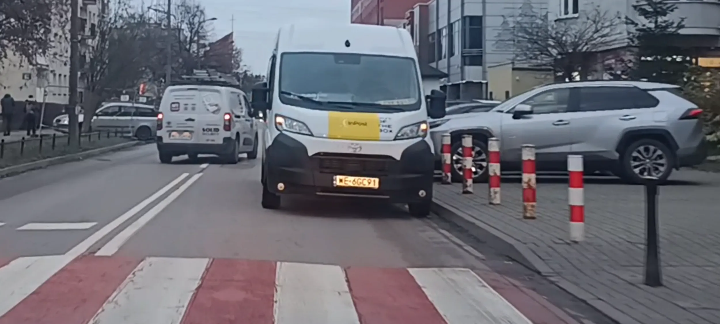 Bandyta drogowy postawił złoma przed przejściem dla pieszych