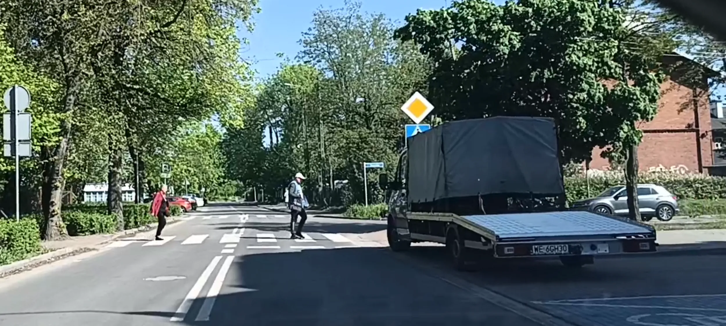Baran parkuje na 2 miejscach parkingowych i chodniku przed przejściem dla pieszych