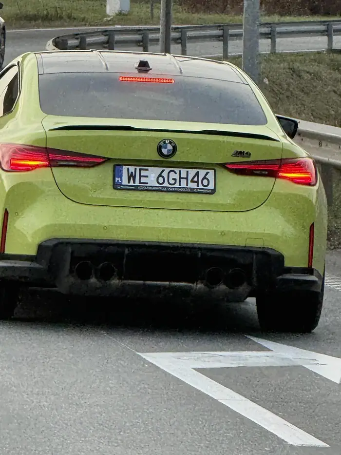 Koleś zajeżdża drogę. Na bank niema uprawnień. Masakra. Droga fura w głowie siano