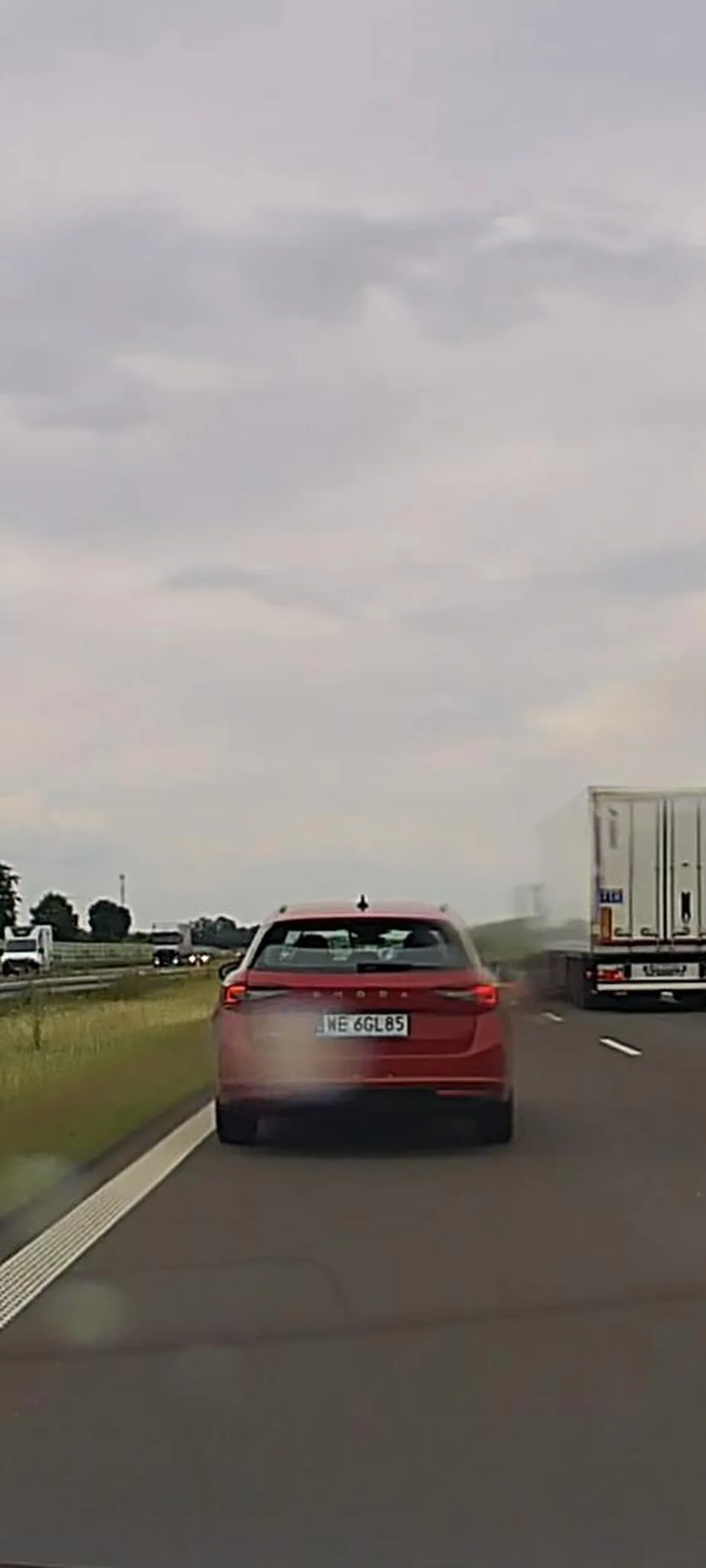 Pani jedzie autostradą 130- 140km/h od lewej do prawej. Mimo wolnego pasa nie zjeżdża na prawo. Głowa co chwilę spuszczona w dół. Myślałem że pisze sms-a. Wyprzedzam z prawej i co widzę? Słuchawki z mikrofonem na głowie i laptop na kolanach. Brak słów.