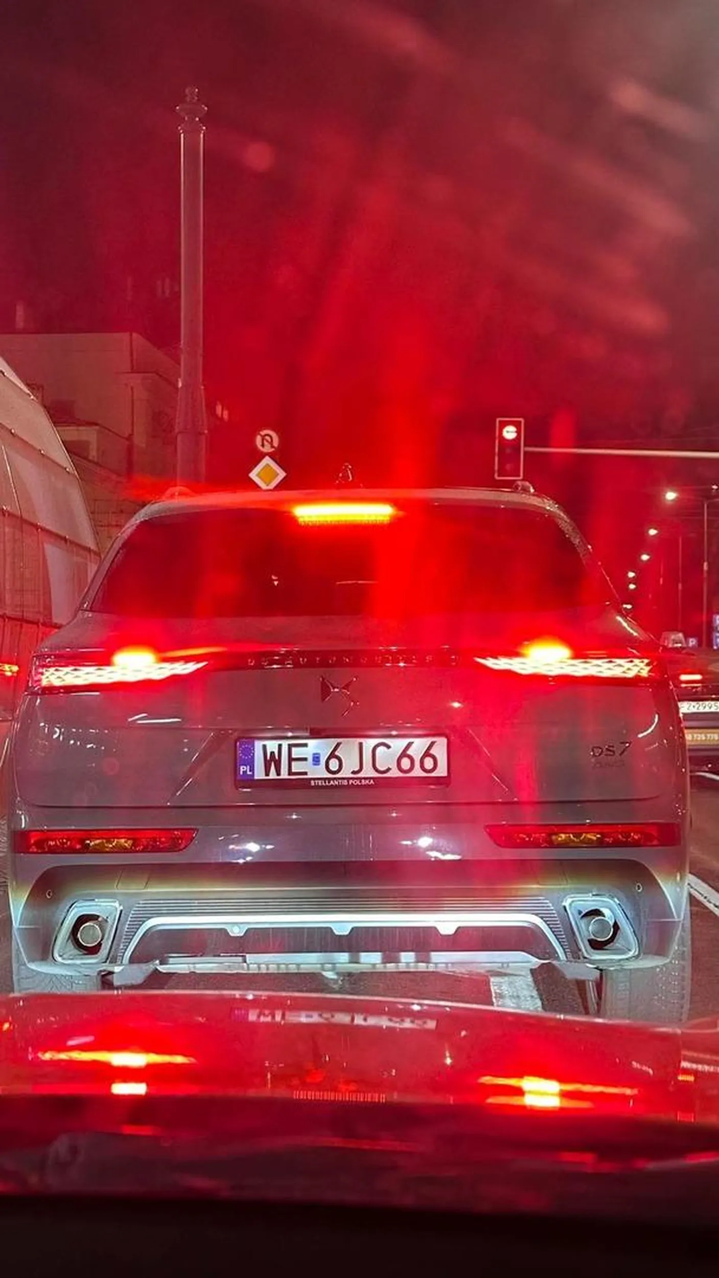 Typ rżnie cwaniaka łamiąc przepisy (jeździ po 150 w zabudowanym) i jeszcze pyskuje gnojek co mu tatuś auto kupił. No baran jakich mało, gdyby Trzaskowski był prezydentem to tacy jak on dawno siedzieli by za kratami.