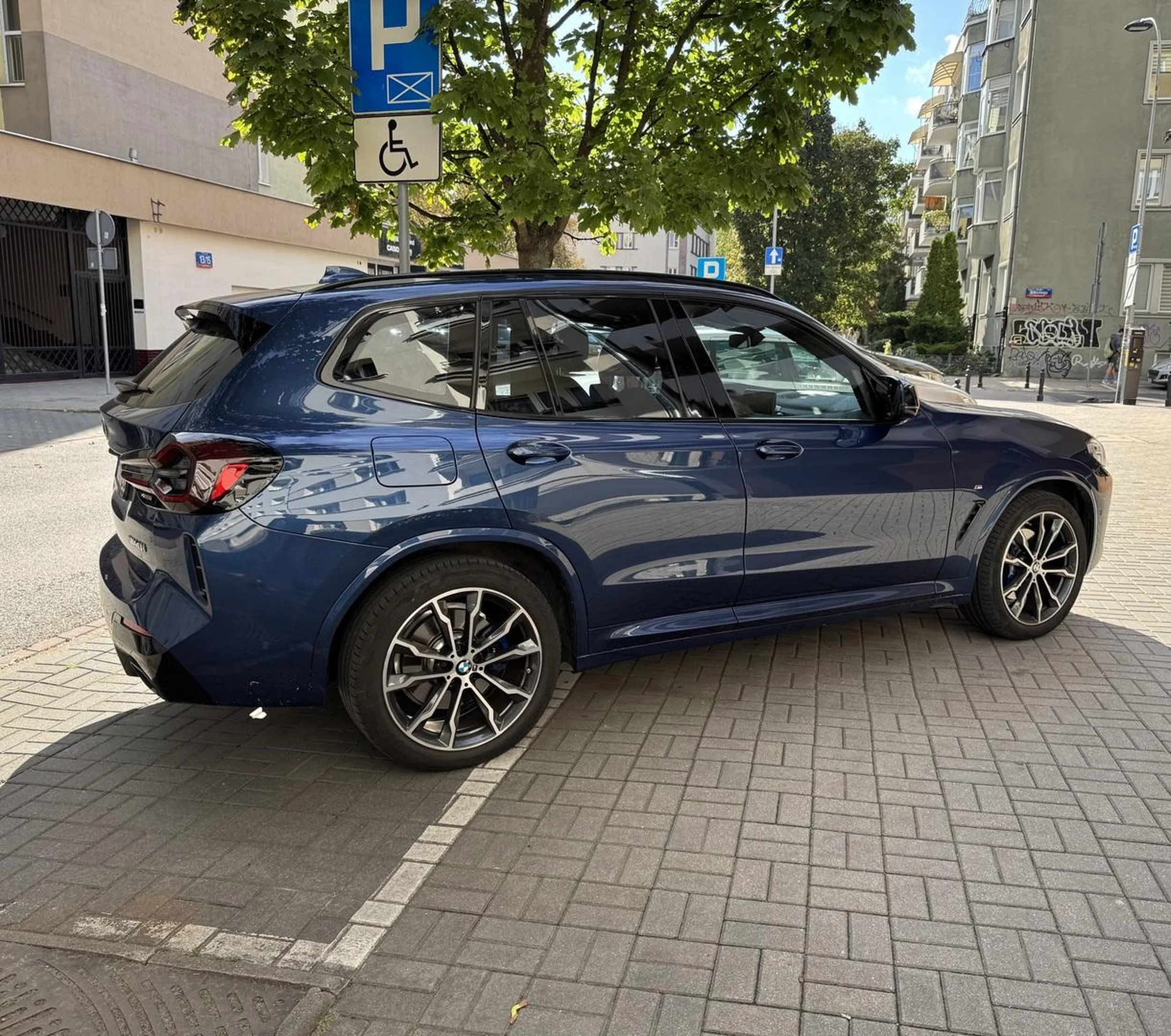 parkowanie w Warszawie jak widać też dowolne :)