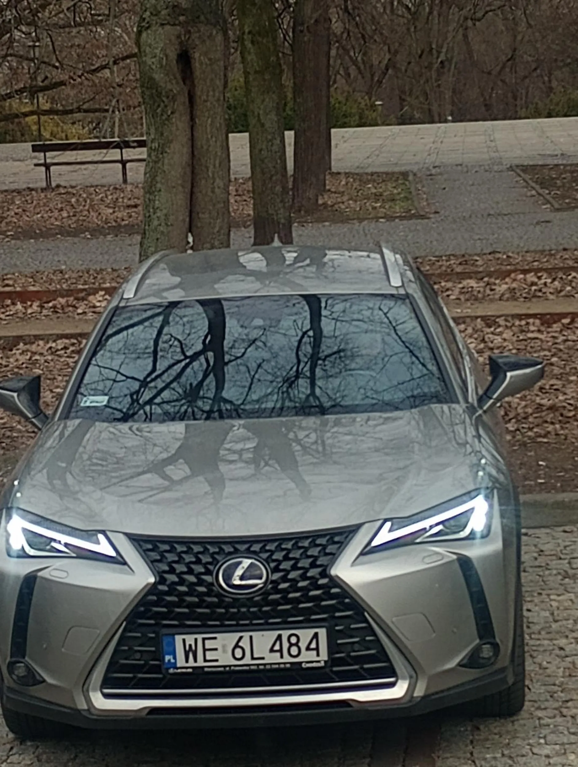 Brak poprawnego parkowania, zajmuje dwa miejsca