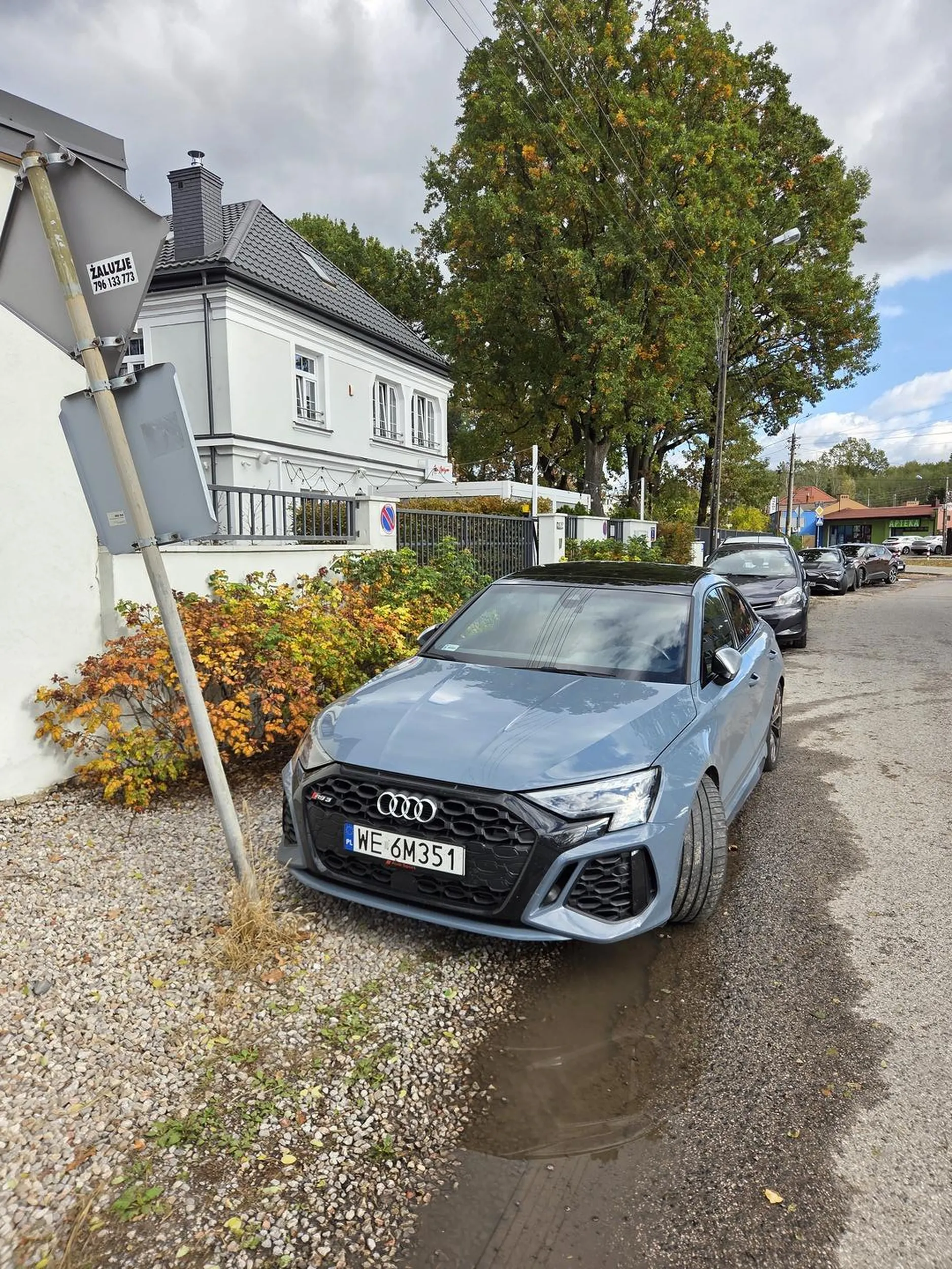 Uwaga na tego agresora w Audi S3. Najpierw prawie potrącił rodzine na przejściu dla pieszych przy ograniczeniu 30km/h, potem wysiadł i groził "żałuję, że jednak w was nie uderzyłem". Wszystko na oczach jego żony i córki, muszą być dumne z tatusia.