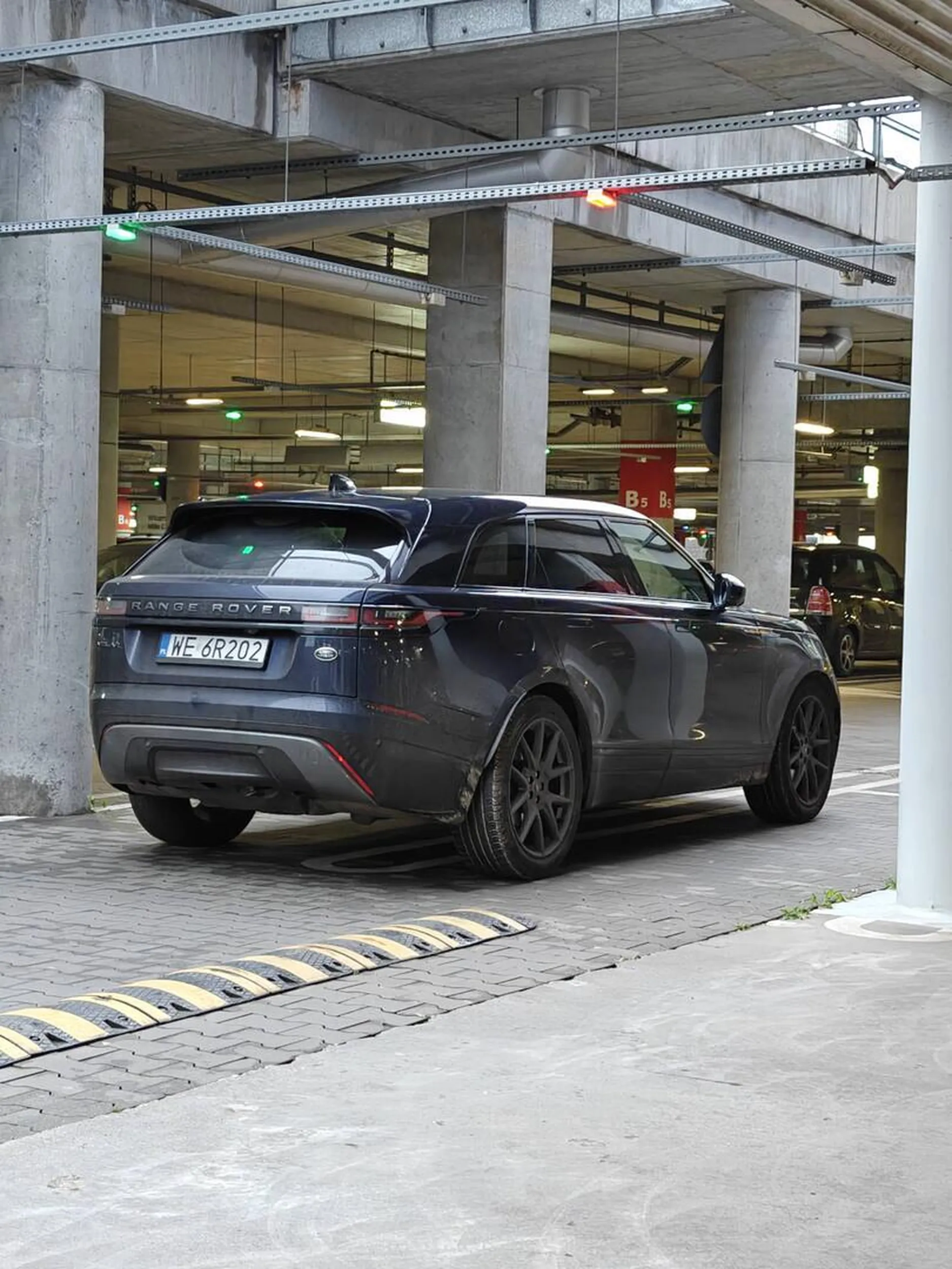 Kolego lub koleżanko, jeśli nie umiesz parkować to daj znać, nauczę cię jak nie zajmować dwóch miejsc na raz :)