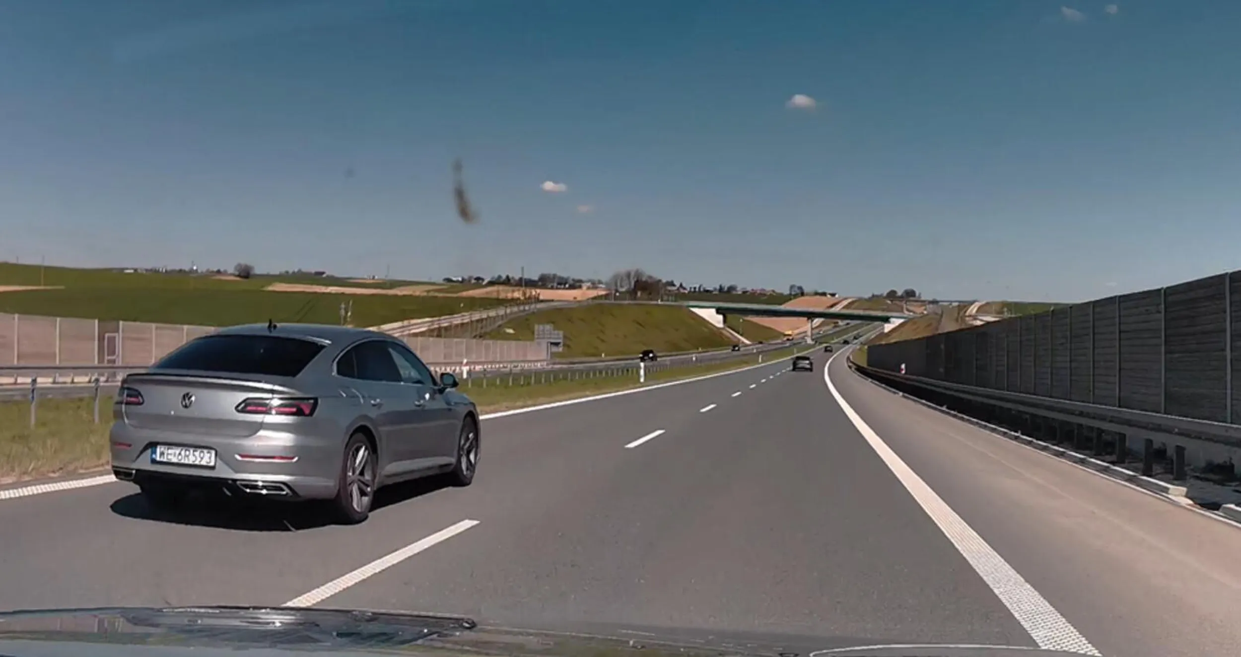 typ przyklejony do lewego pasa