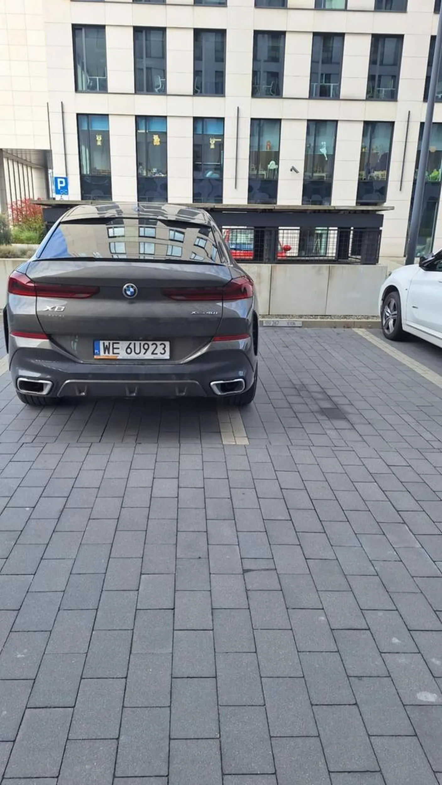 Jak parkować dużym autem tak żeby ten drugi nie mógł obok zaparkować. :)))) Mistrz!