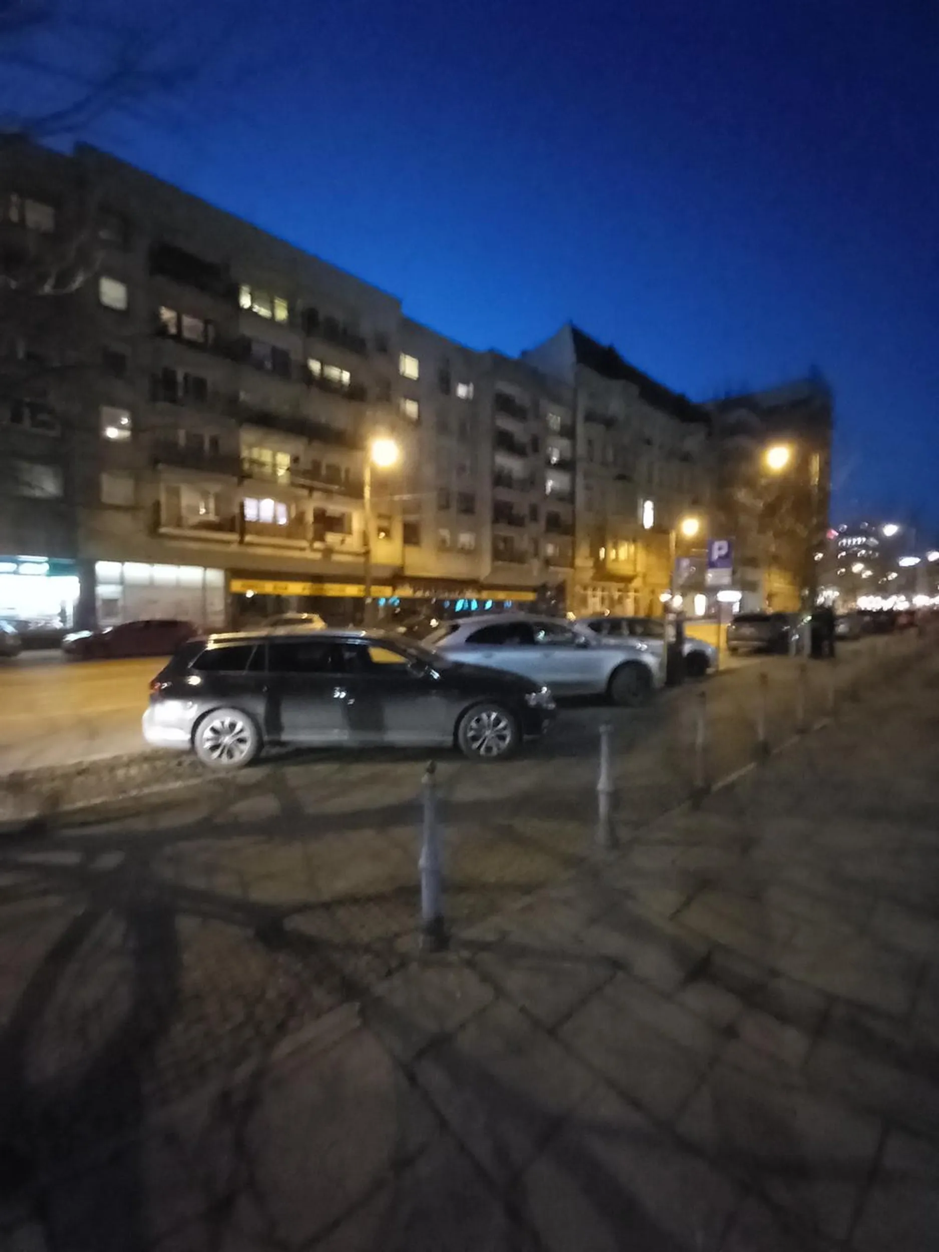 Brak umiejętności poprawnego parkowania, wjeżdżanie na chodnik.