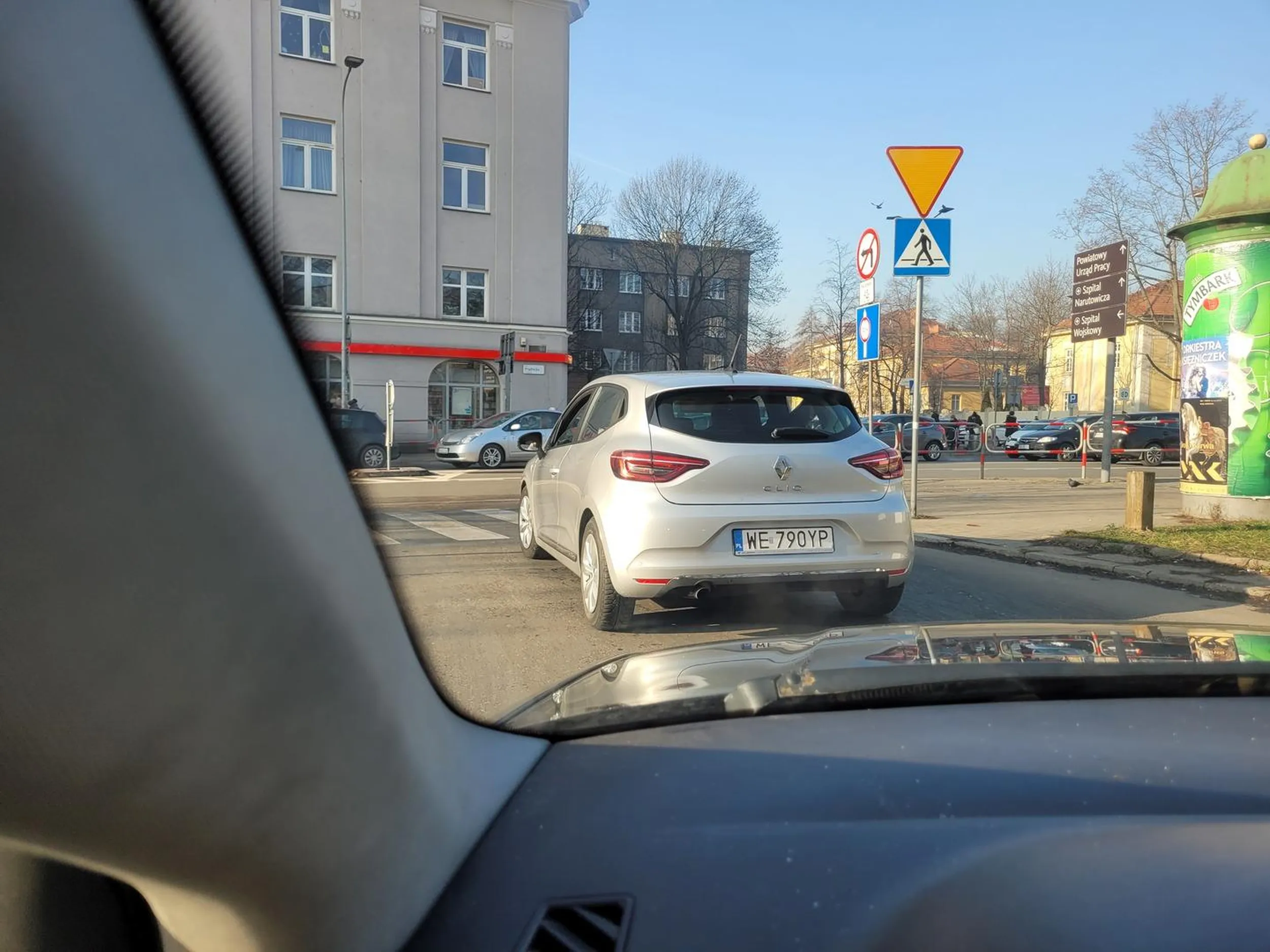 Śmieciarz: wyrzuca niedopałki papierosów przez okno jadącego samochodu, prosto na jadące za nim inne samochody. Oprócz paskudnego śmiecenia (niedopałek rozkłada się nawet 5 lat, ptaki zjadają to myląc z jedzeniem), powoduje zagrożenie w ruchu:.