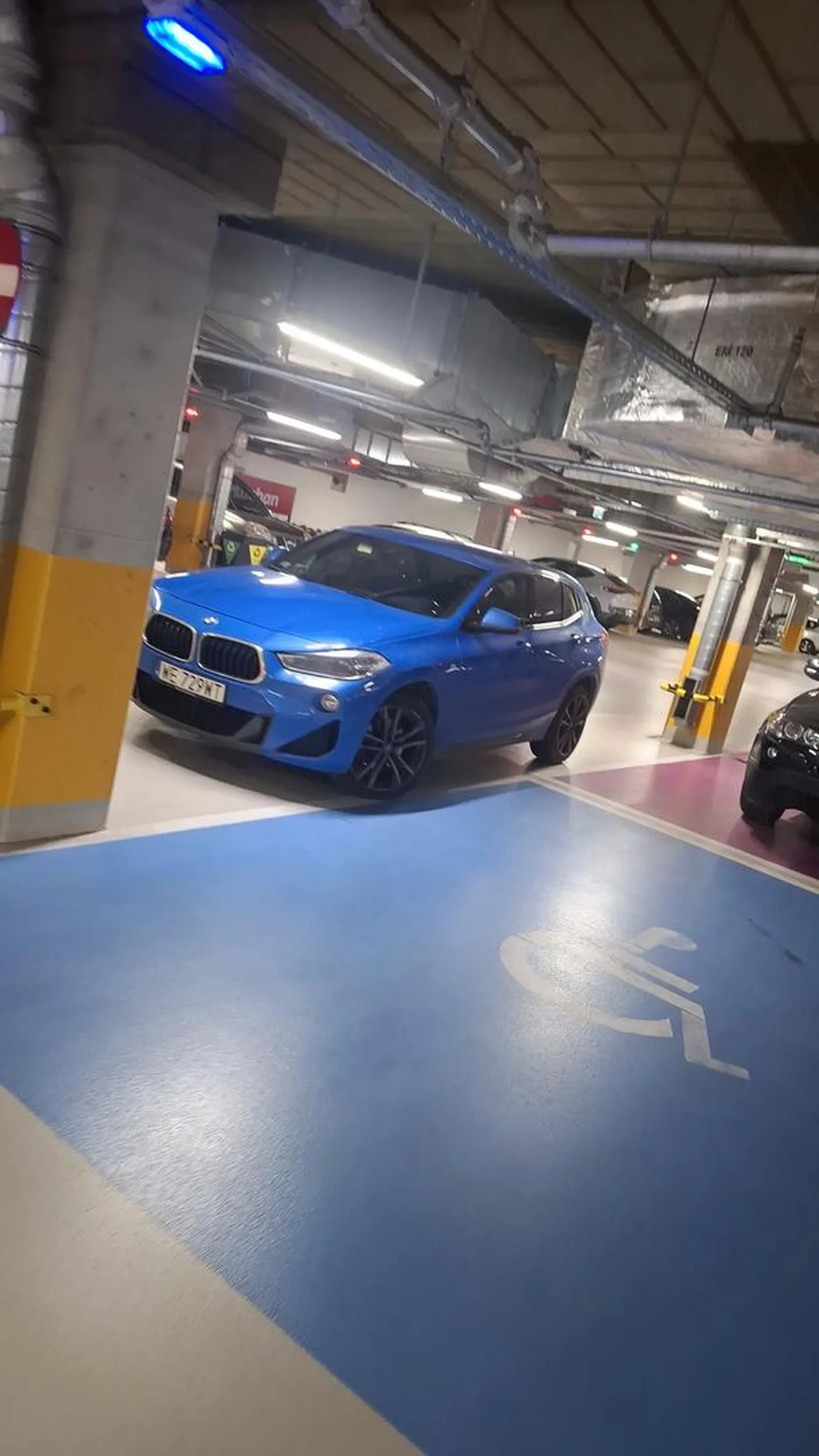 Mistrz parkowania,na parkingu podziemnym w galerii handlowej. 10m dalej pełno wolnych miejsc