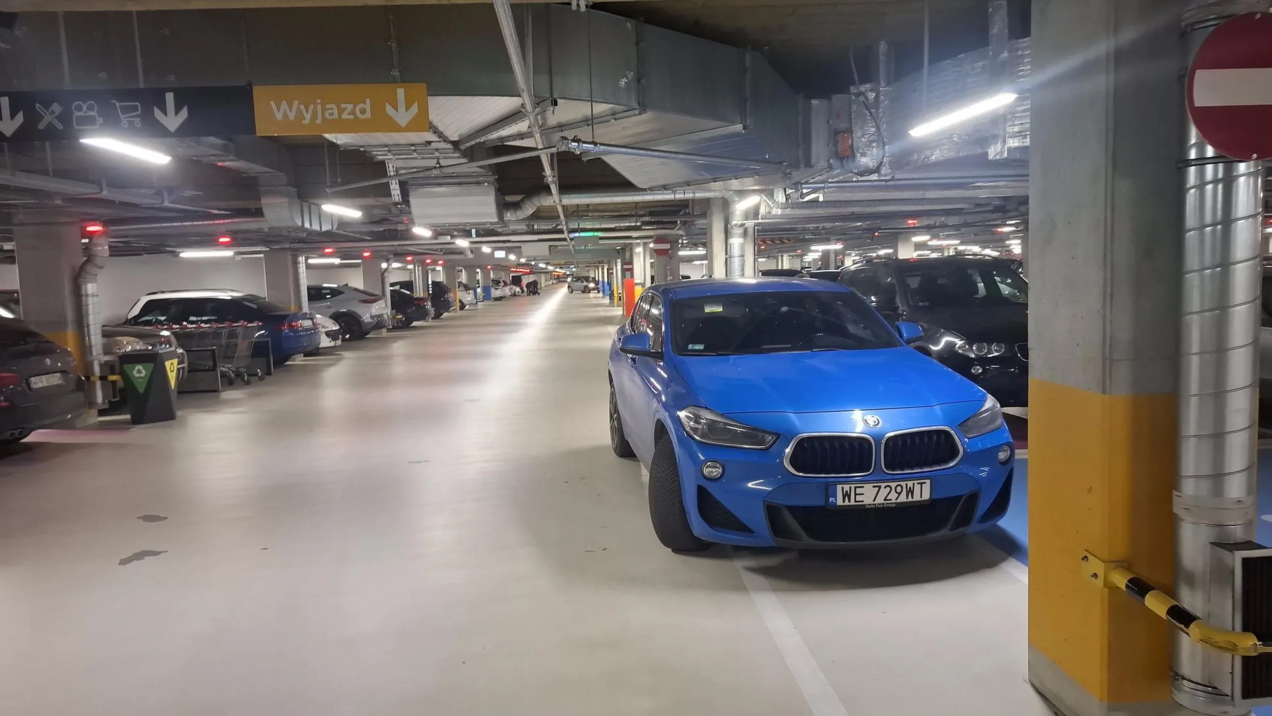 Mistrz parkowania,na parkingu podziemnym w galerii handlowej. 10m dalej pełno wolnych miejsc