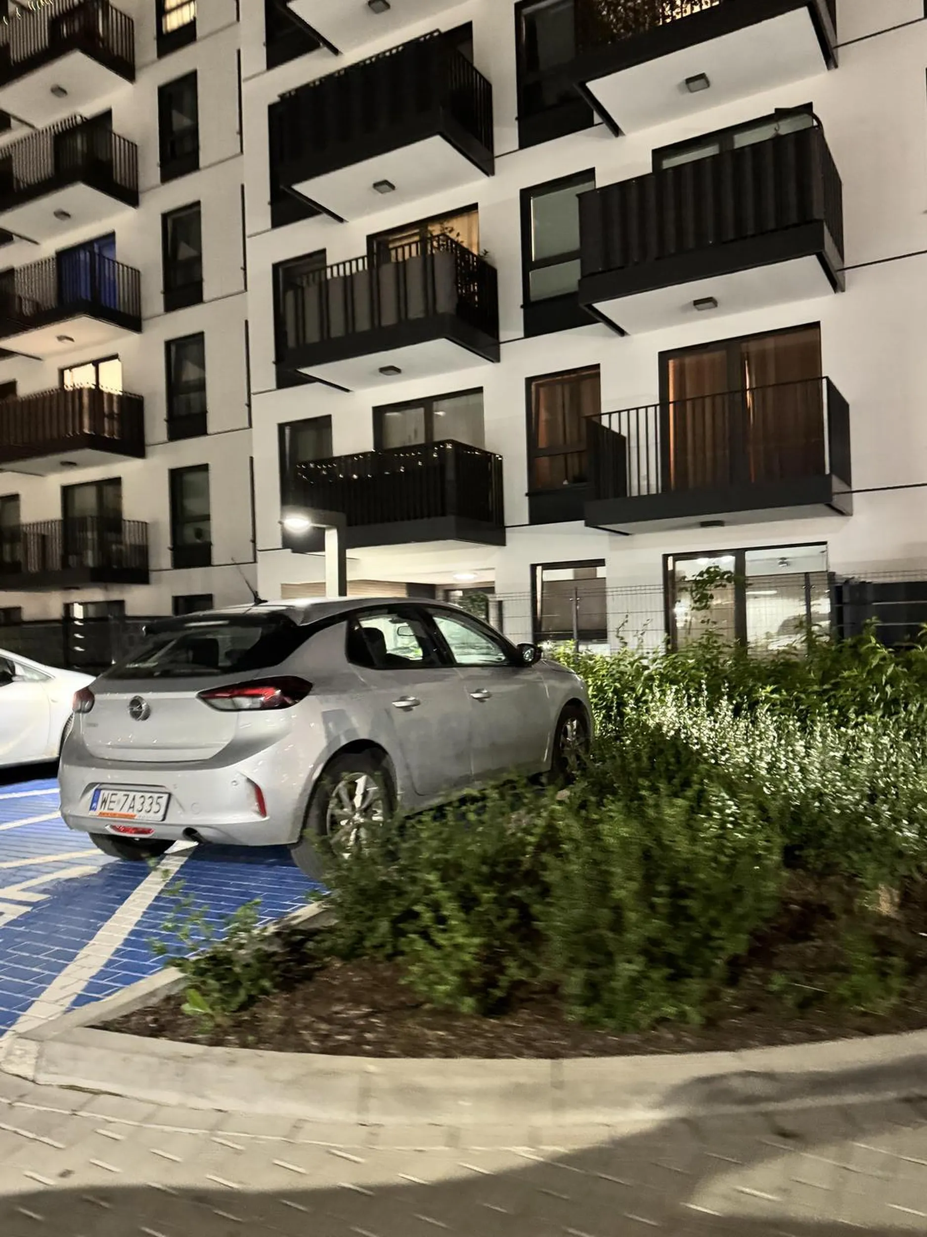 Parkuje na miejscach dla inwalidów pomimo, że nie jest inwalidą. Straż miejska nie reaguje - wstyd Mostostal Warszawa, że macie tak tępych pracowników.