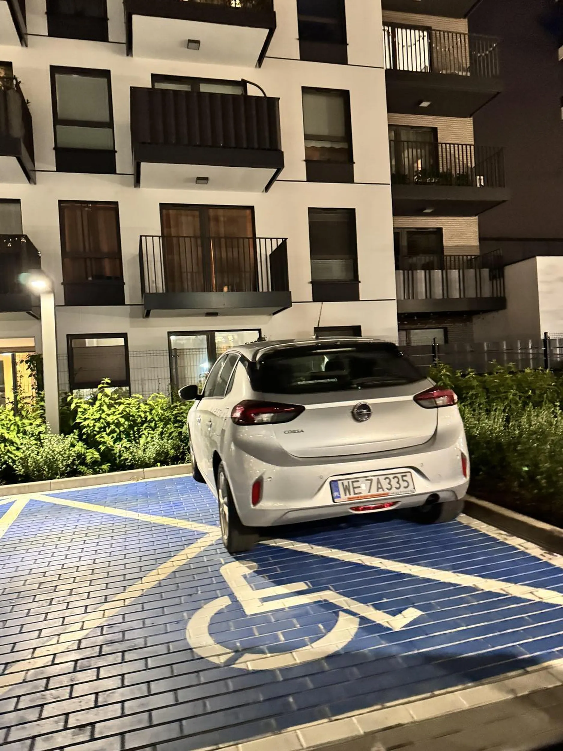 Parkuje na miejscach dla inwalidów pomimo, że nie jest inwalidą. Straż miejska nie reaguje - wstyd Mostostal Warszawa, że macie tak tępych pracowników.