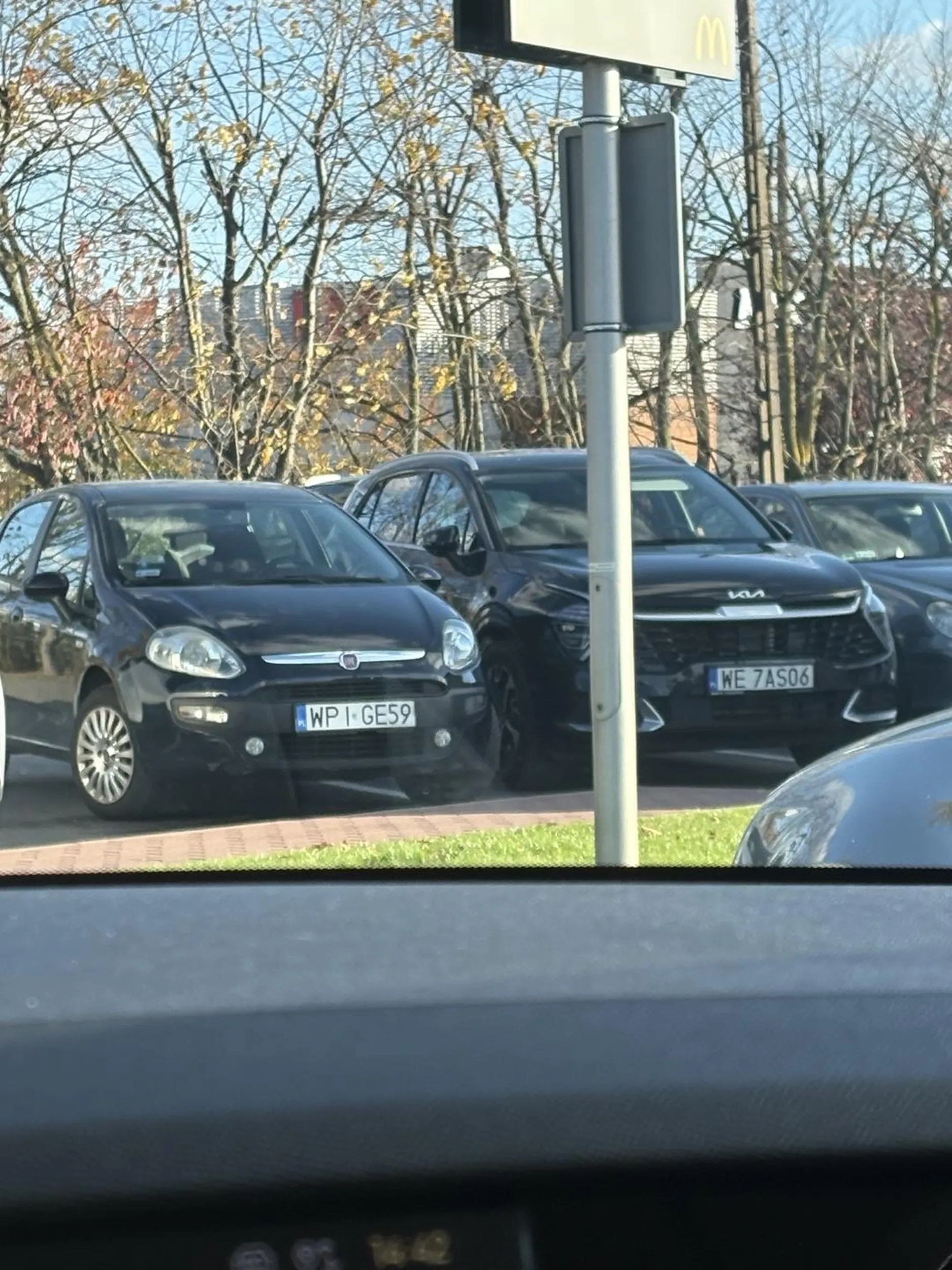 Pani z Fiata tak zaparkowala, ze uderzyla drzwiami przy wysiadaniu. Wspolczuje.