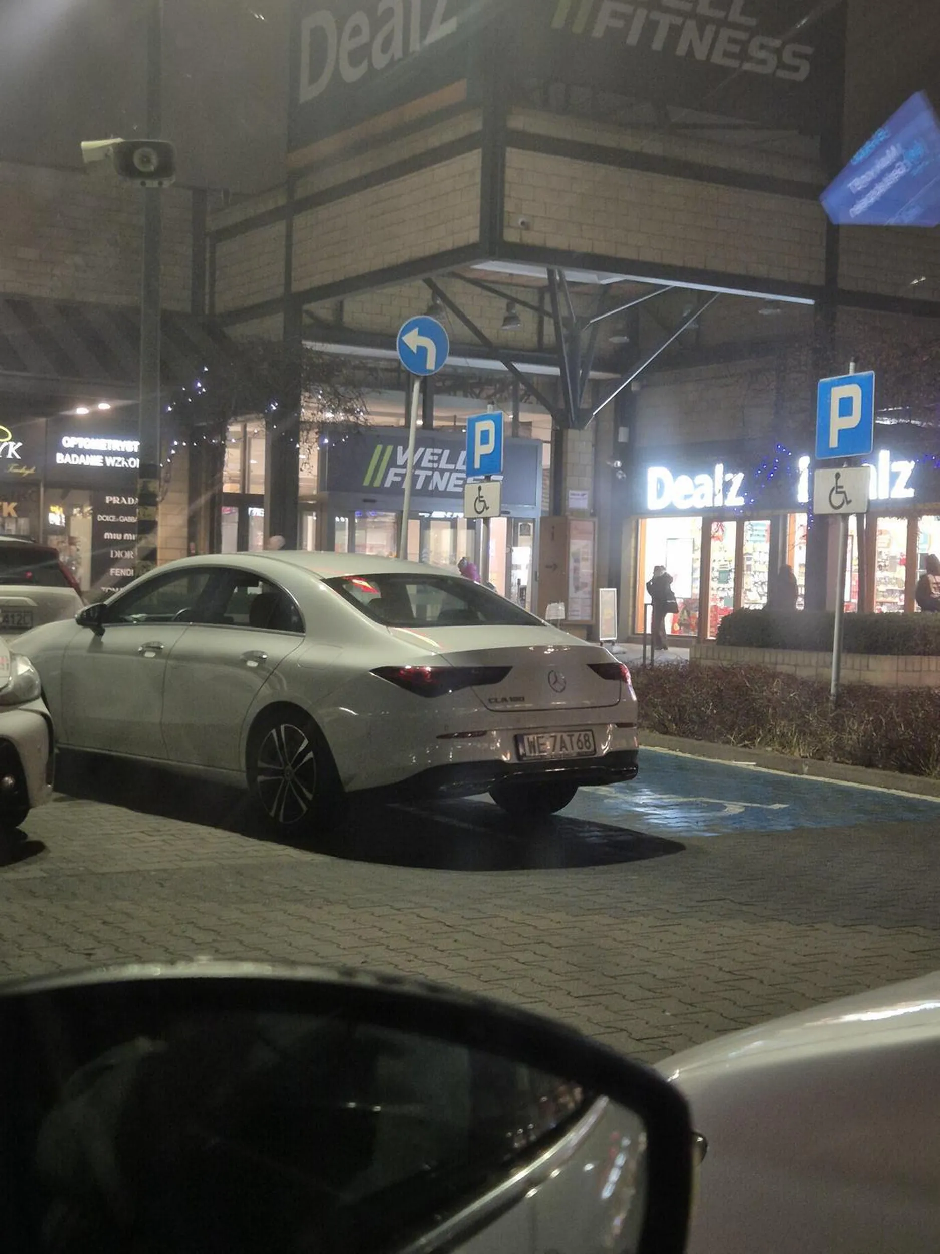 Pięknie Paniusia zaparkowała :)