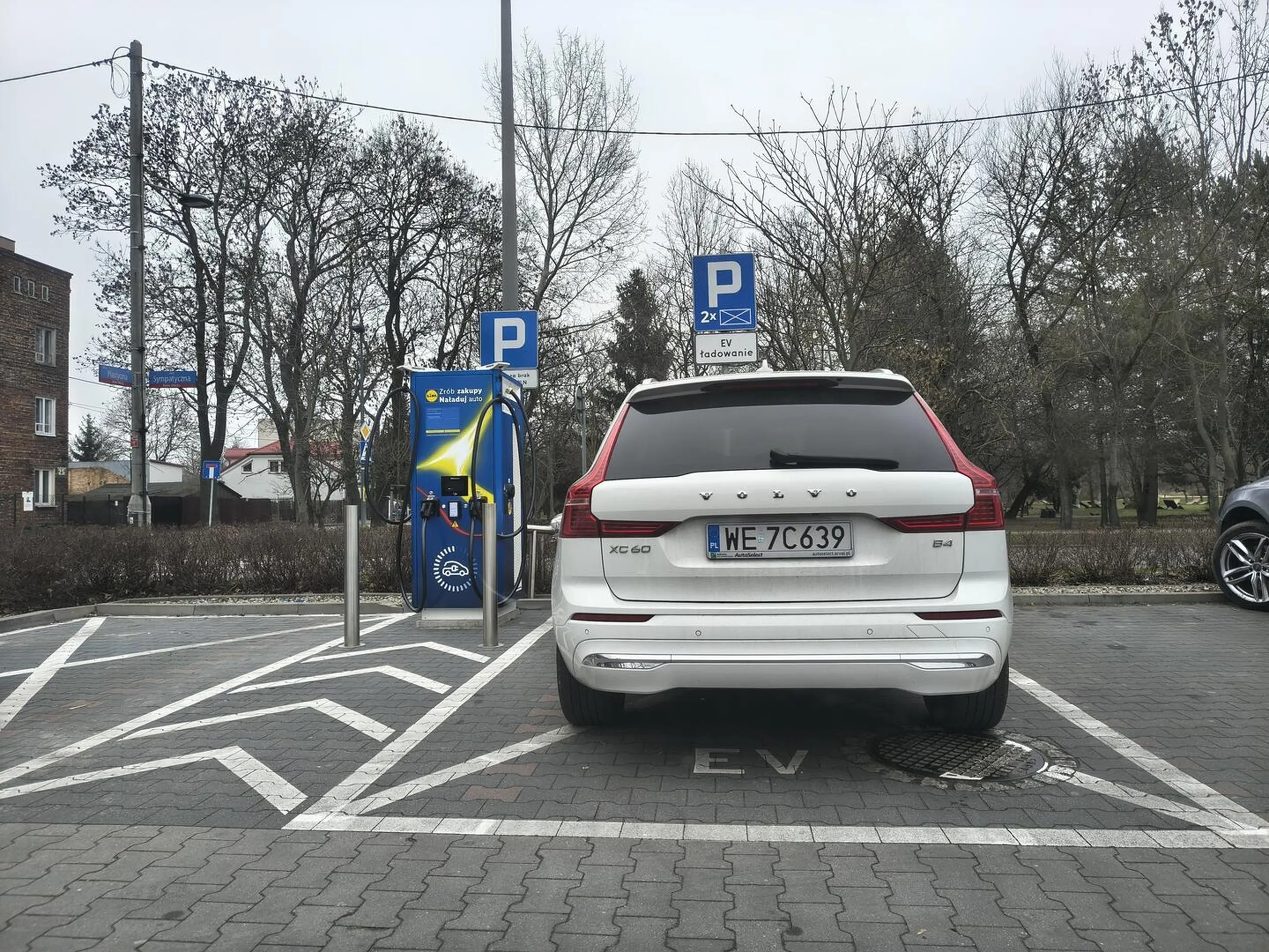 Pełno miejsc na parkingu, nawet obok jest wolne, a kierowca musiał zaparkować na miejscu wydzielonym do ładowania.