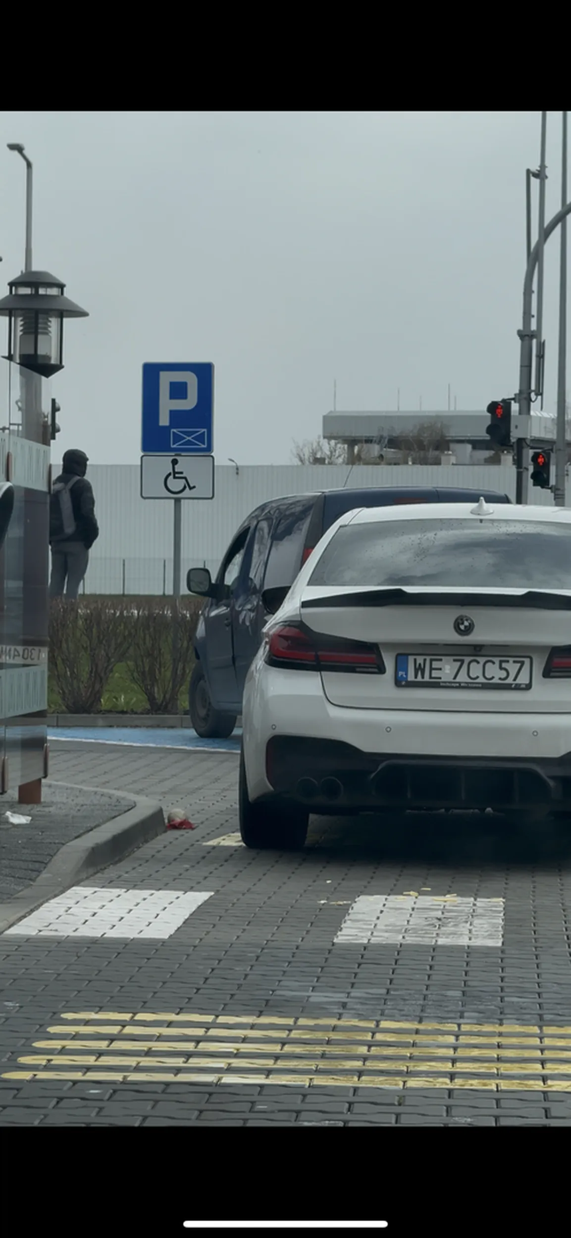 Rusz tlustą dupą i wyjdź do tego śmietnika a nie wyrzucasz śmieci przez okno na chodnik śmieciarzu