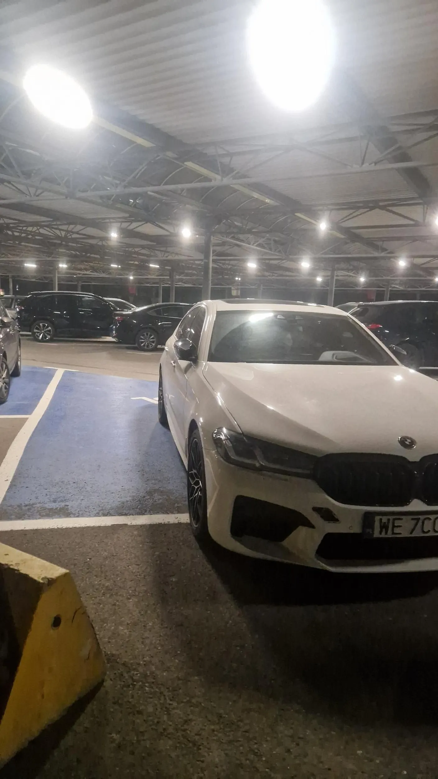 Książę sobie stanął na 1/2 miejsca dla niepełnosprawnych a czytając 1 komentarz  dochodzę do wniosku że właściciel auta to tłusta lewica świnią