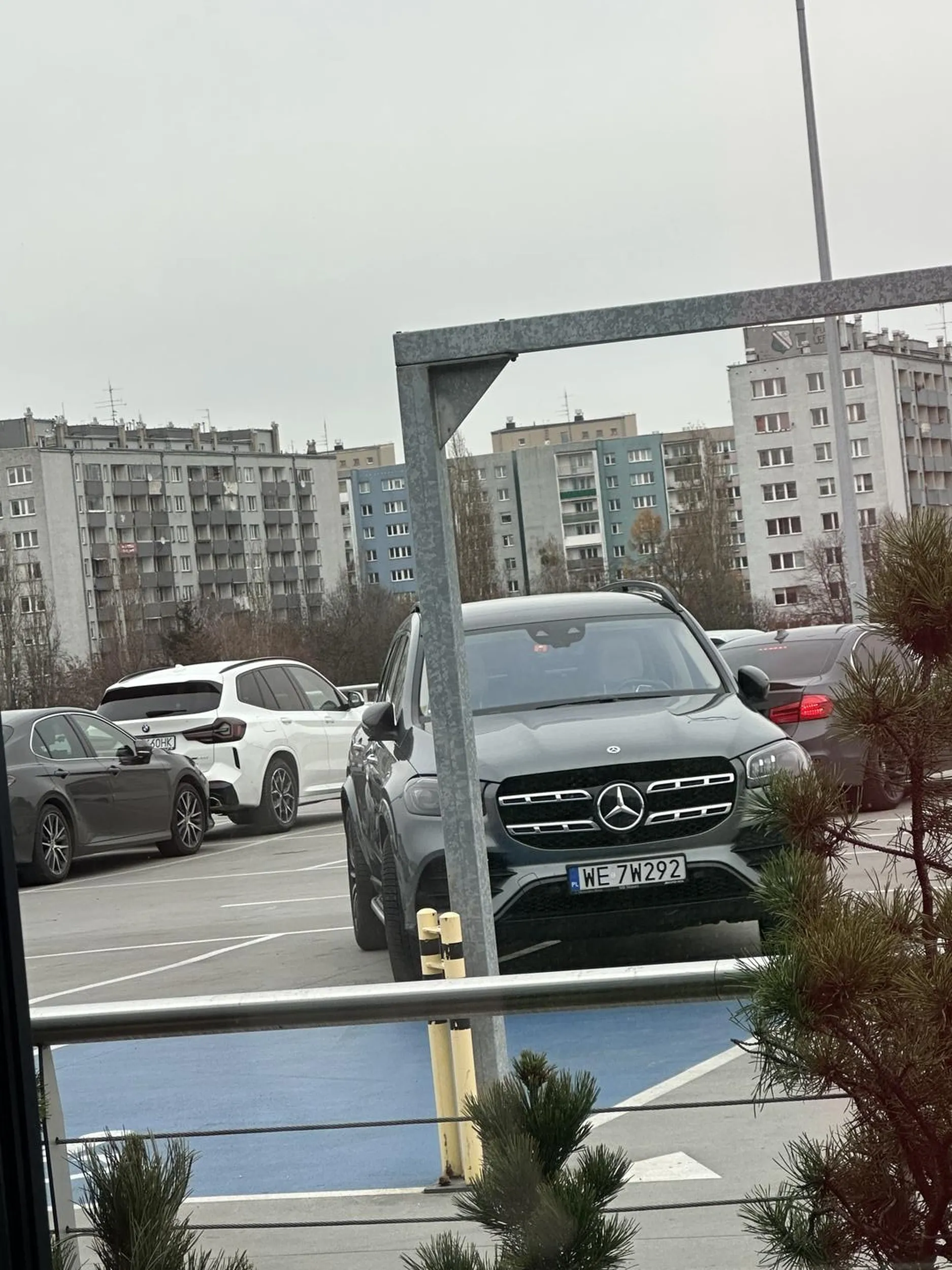 Naucz sie parkowac to ze masz fajne auto nie znaczy ze mozesz parkowac jak pizd*