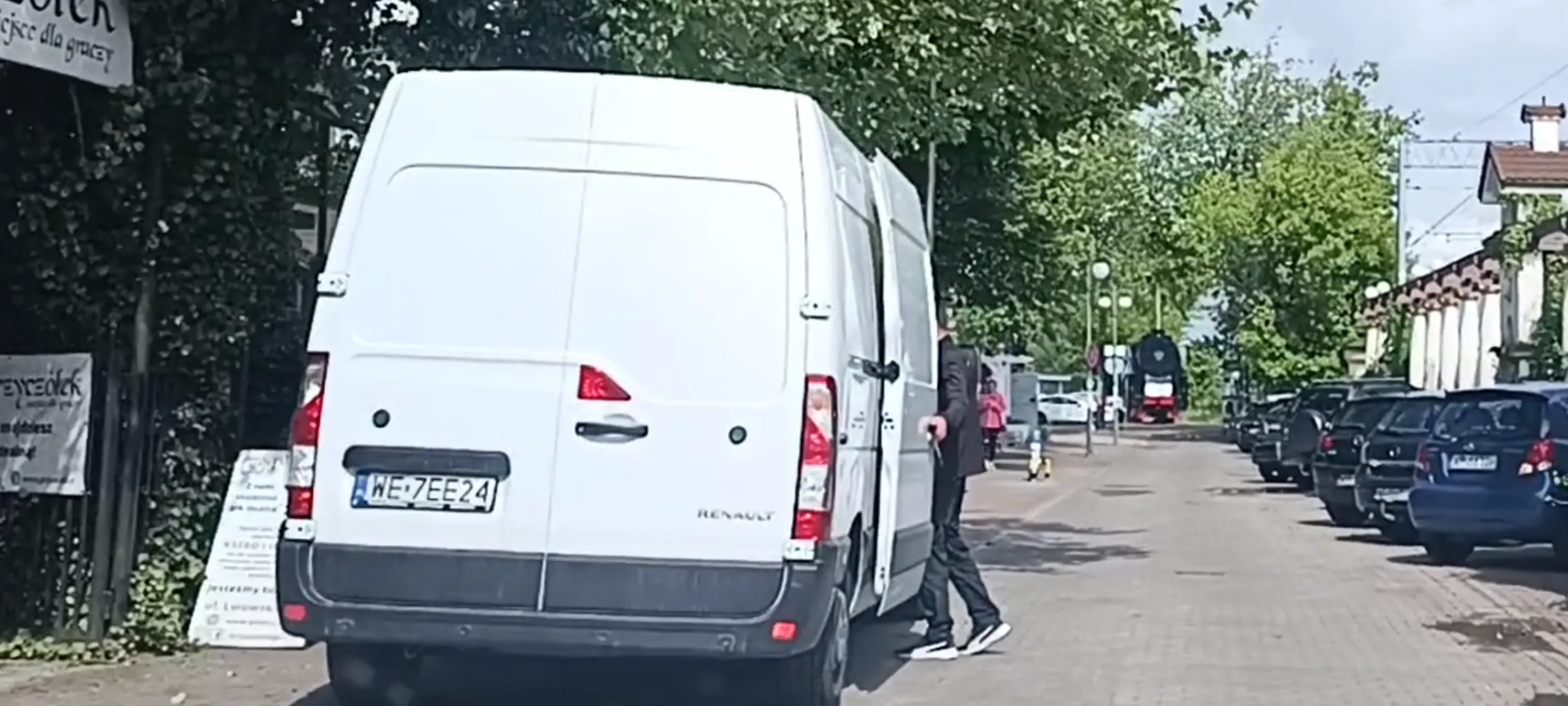 Powypadkowy wrak zalega na chodniku na ulicy z zakazem zatrzymywania się i postoju