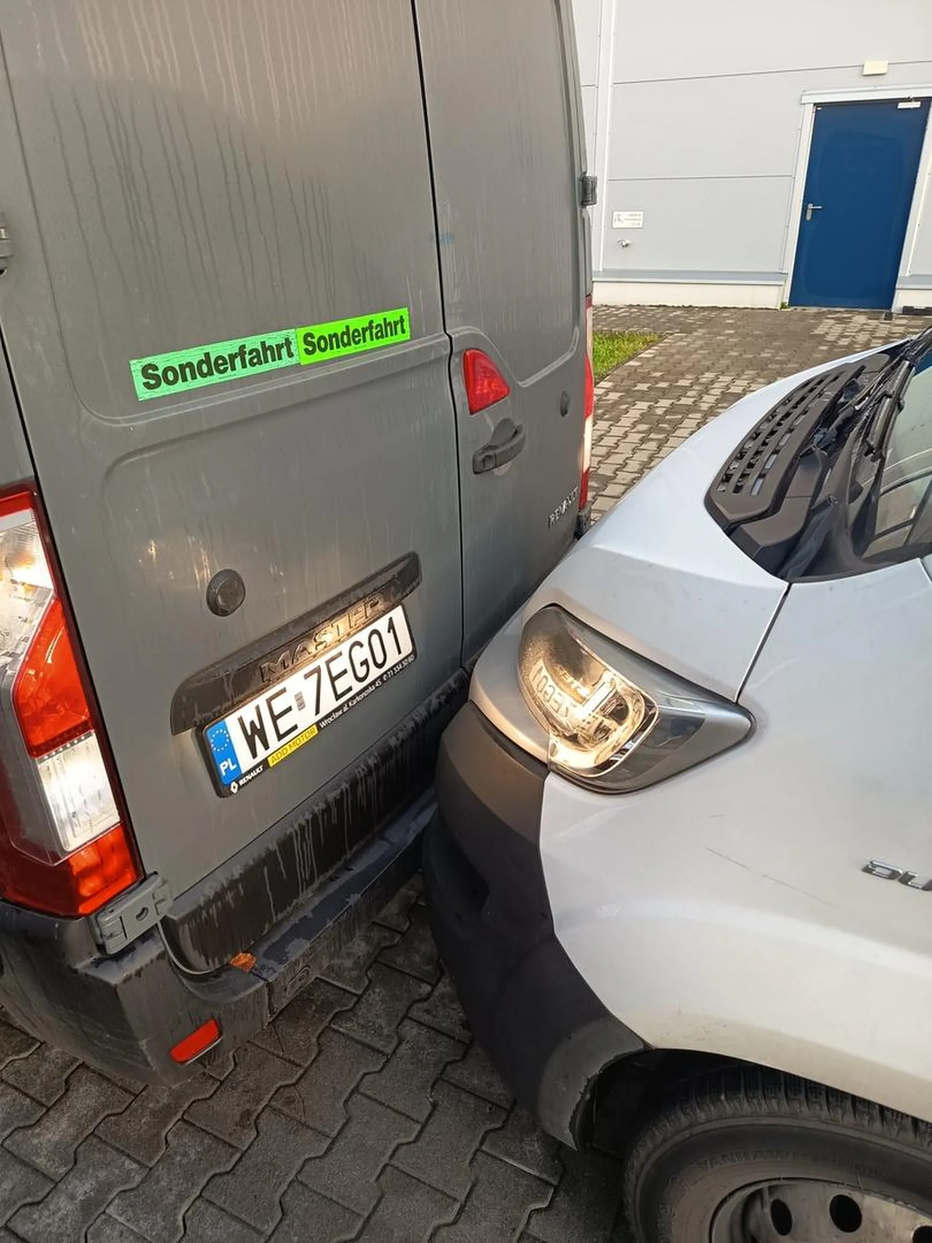 Uwaga na cwaniaka cofa tłucze i na Hama opryskliwie wciska że ktoś w niego przywalił