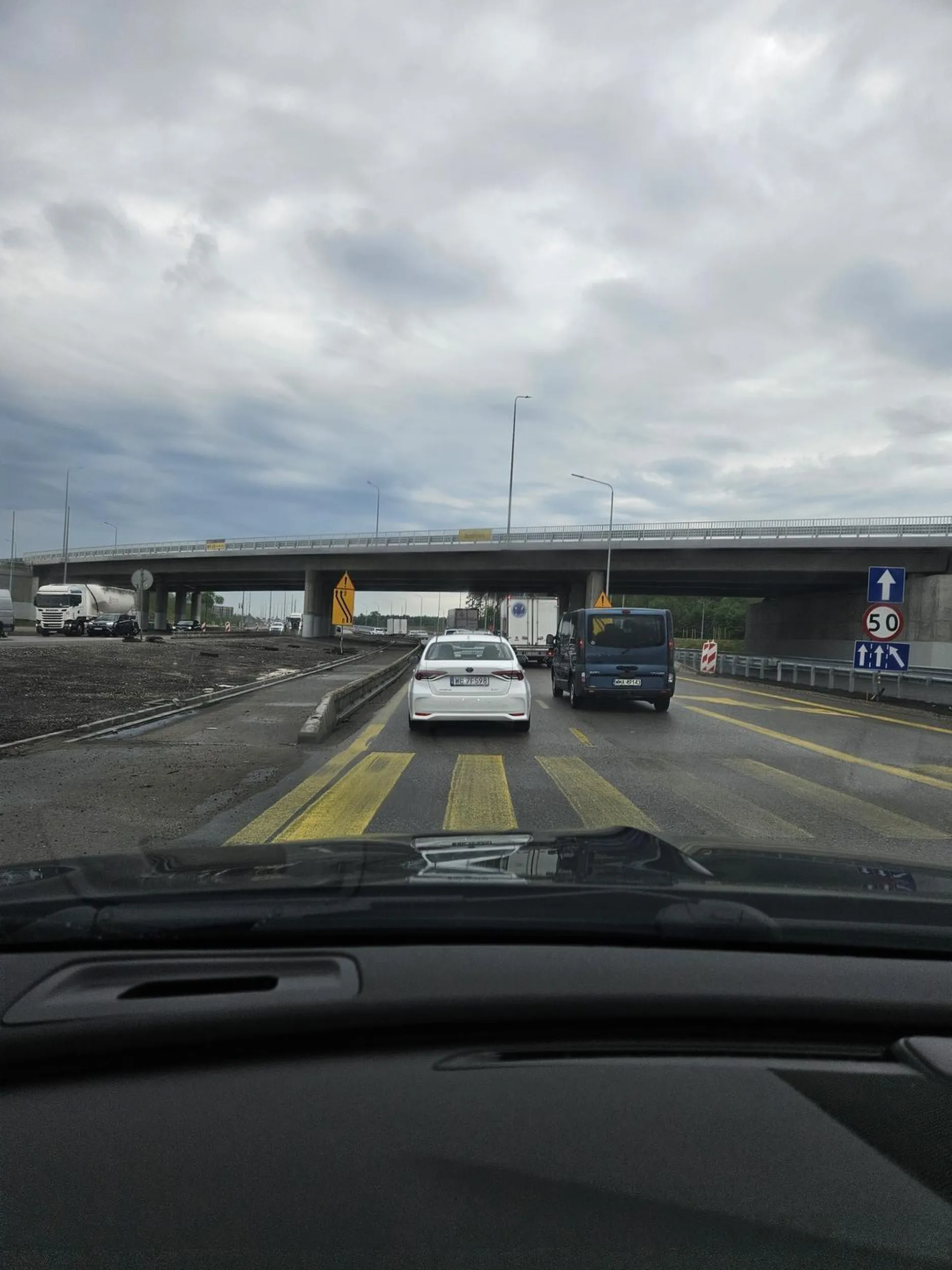 Zajeżdża drogę wciskajac się przed maske po wyprzedzeniu prawym pasem.