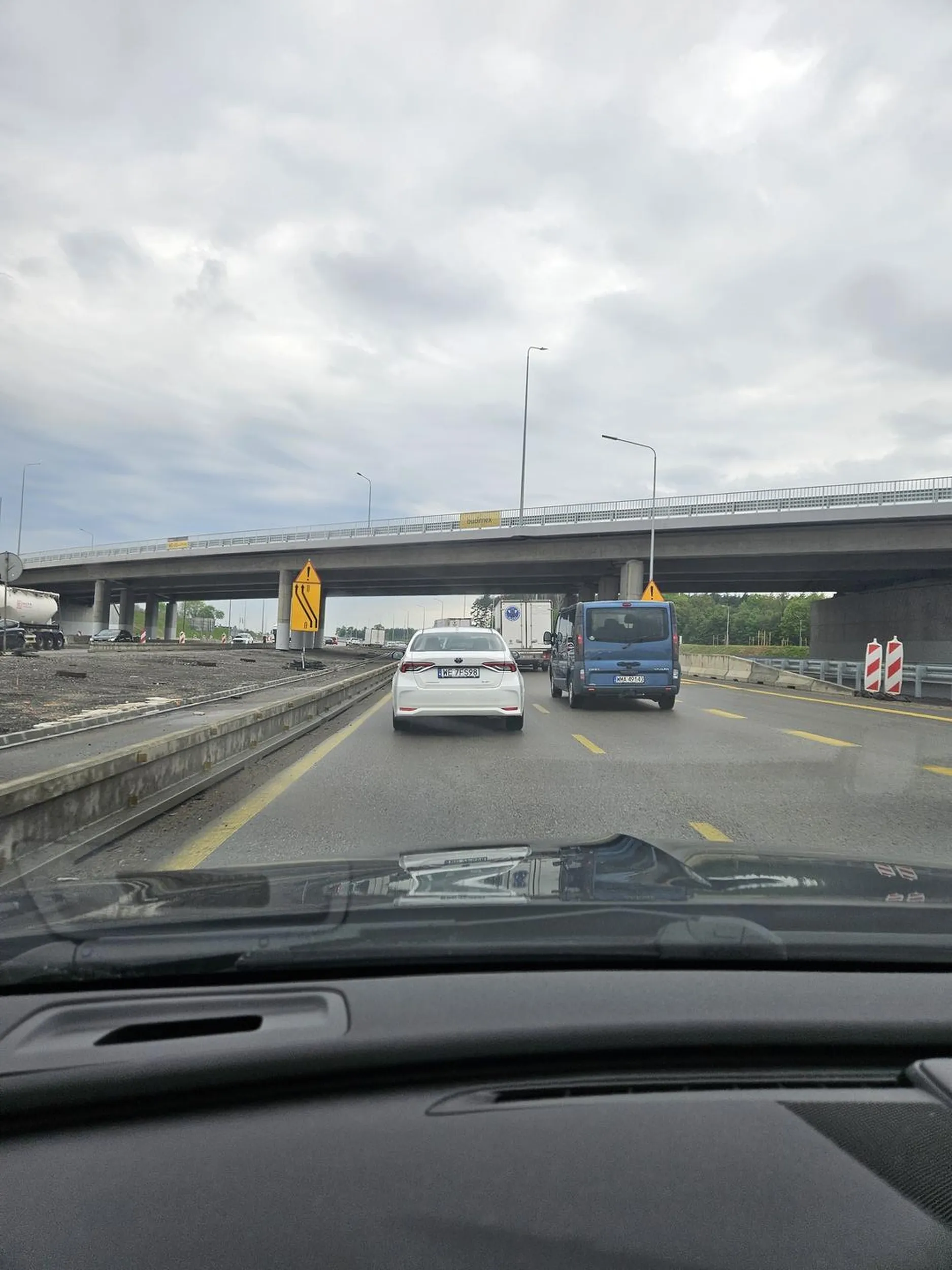 Zajeżdża drogę wciskajac się przed maske po wyprzedzeniu prawym pasem.