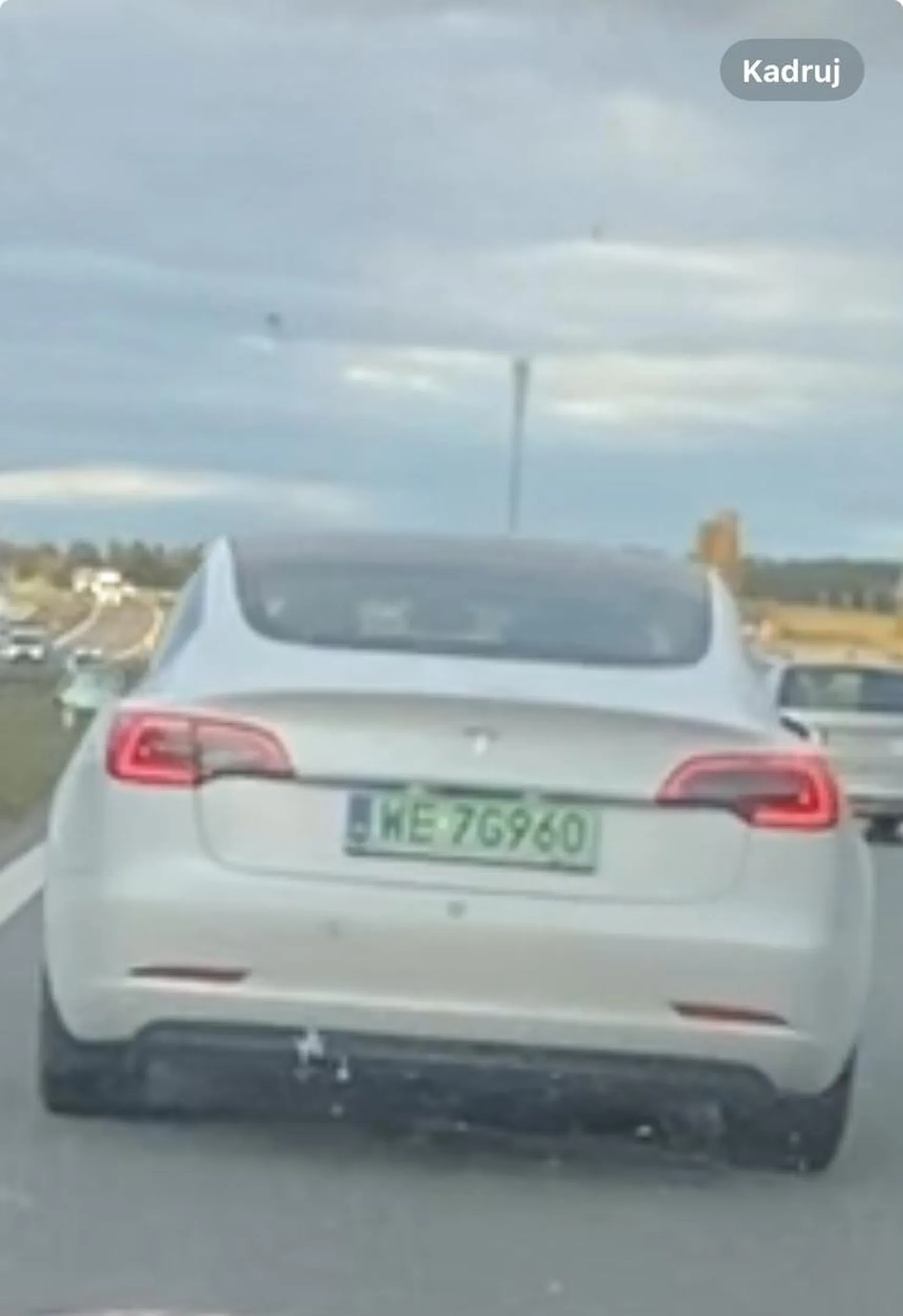 Ten sam jakiś psychiczny gość z tesli również nam hamował jak się go wyprzedziło i trąbił bez powodu