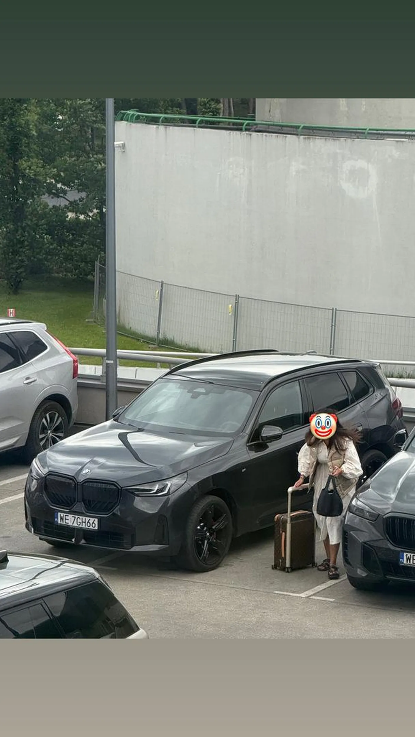 Paniusia powinna się nauczyć parkować…. Proszę się nie martwić o to że ktoś poobija Paniusi ten samochodzik, za wiele mu to nie zaszkodzi, nadal będzie brzydki aż oczy bolą :)) Pozdrawiam z nad hotelowego basenu :))