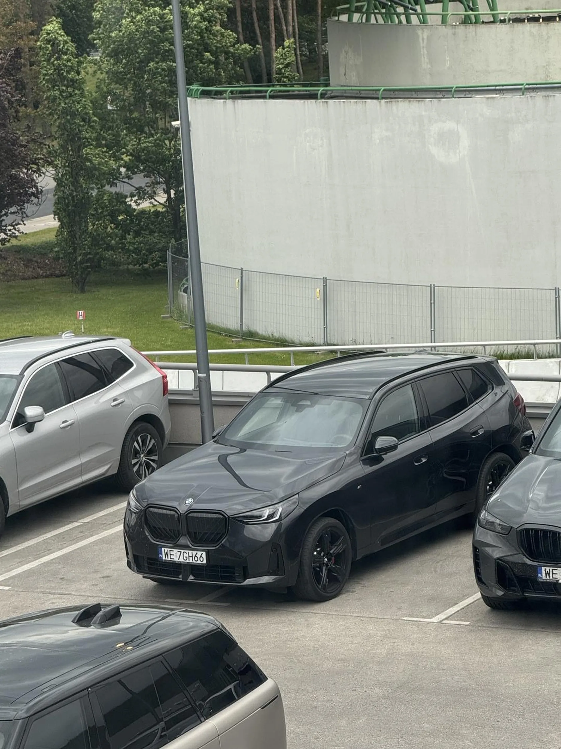 Paniusia powinna się nauczyć parkować…. Proszę się nie martwić o to że ktoś poobija Paniusi ten samochodzik, za wiele mu to nie zaszkodzi, nadal będzie brzydki aż oczy bolą :)) Pozdrawiam z nad hotelowego basenu :))