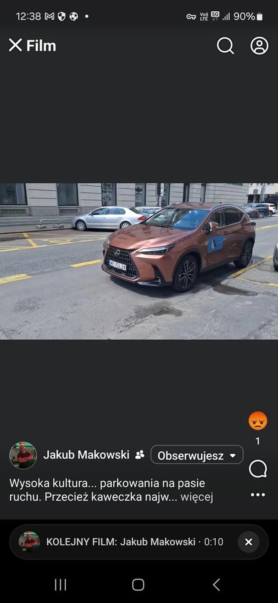 Niektórzy mogą parkować gdzie chcą jak widać, nawet na pasie ruchu. Wystarczy być miłośnikiem Chopina