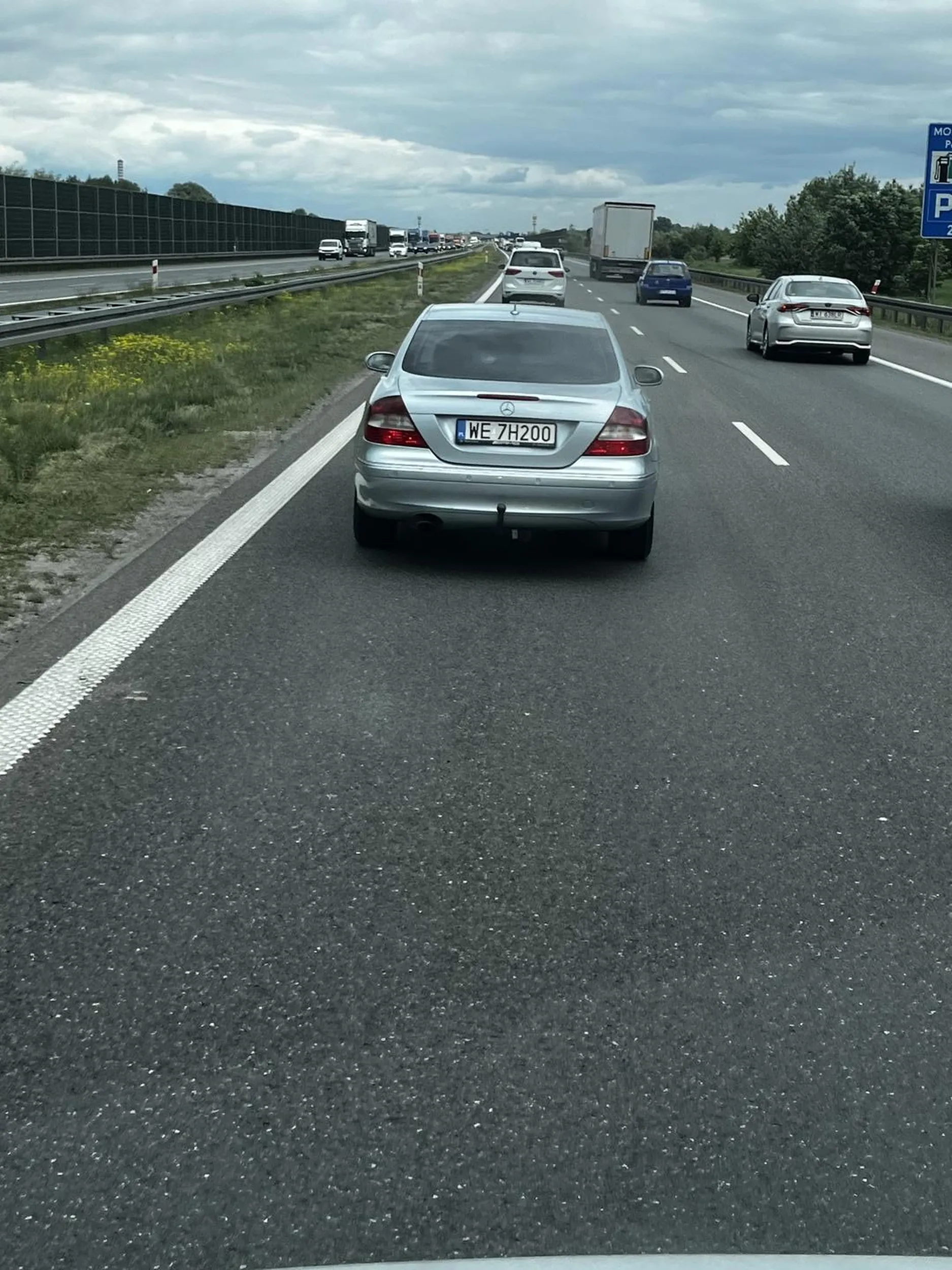 pAN , stary pryk uczy ludzi jeździć sam blokując na autostradzie lewy pas ruchu jadąc 90 - 100 kmh i proponuje żeby ten środkowy palec wsadził sobie w prostatę . Mam nadzieje że się kiedyś zdziwi jak będzie tak testował hamulce osób próbujących go ominąć.