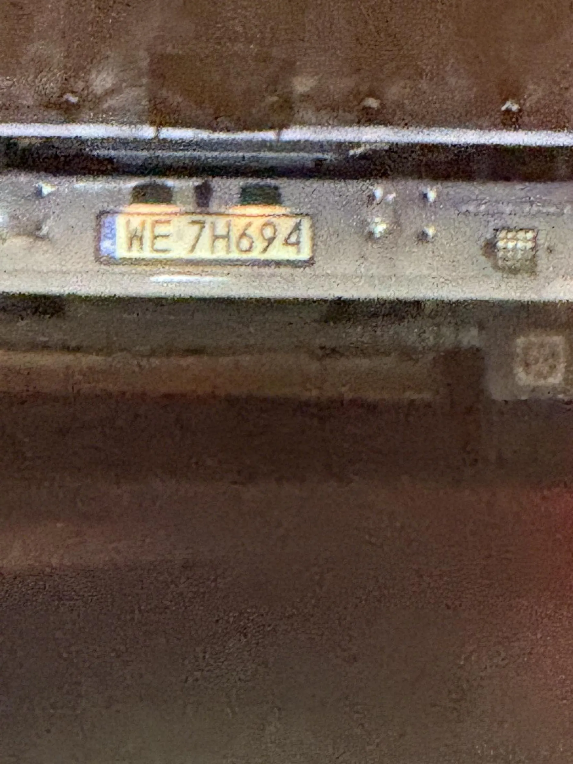 Facet, jechał ze 120 na 60 i był daleko więc wjechałam na pas, a on zaczął na mnie trąbić i mi migać długimi, na najbliższych światłach wyszedł do mnie zaczał mnie wyzywać od najgorszych i walić mi w szybę. Młody chłopak lekko łysy, chyba powinien do turcji na przeszczep jechac. Jechał firmowym dostawczakiem