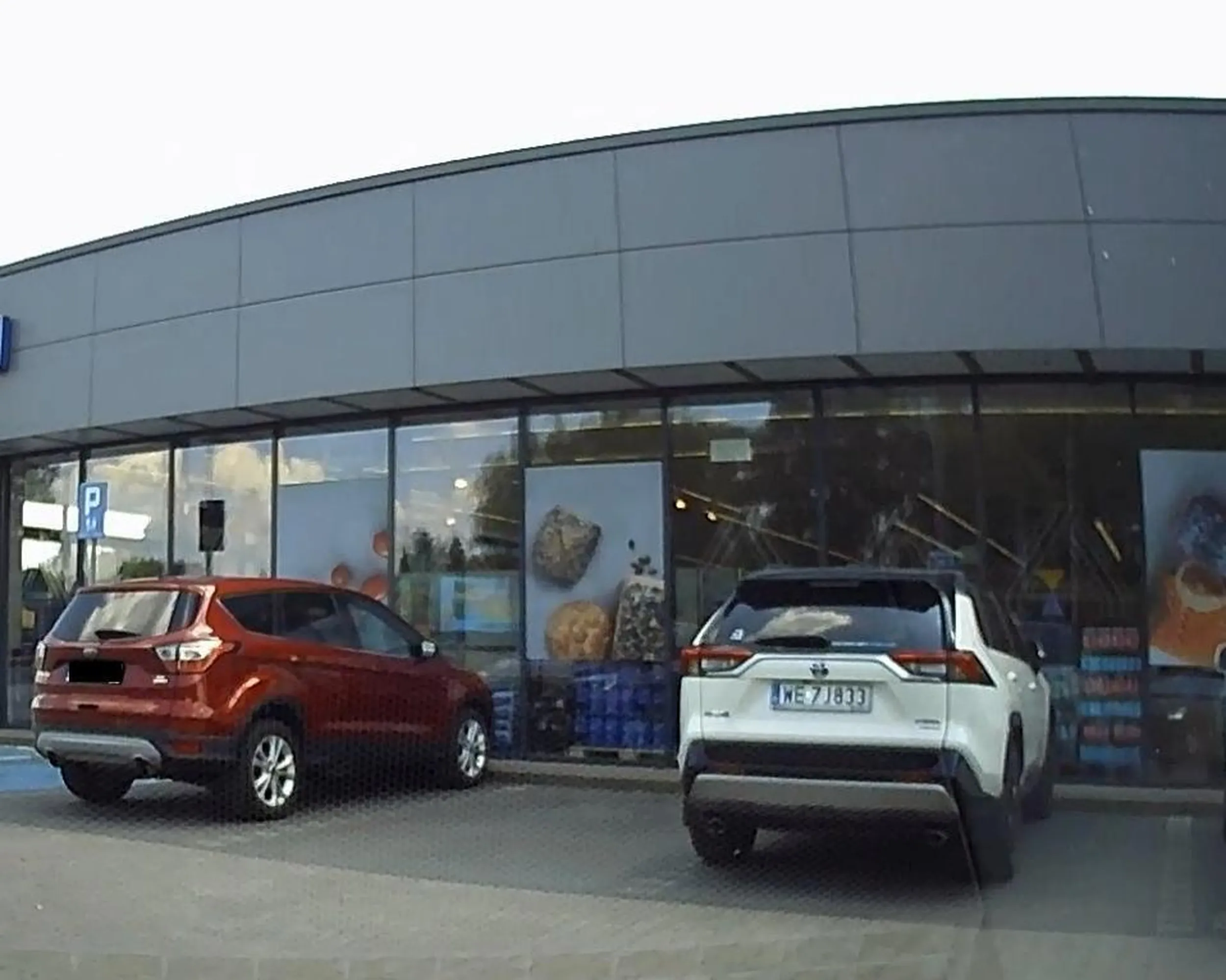 samolub nie patrzy na linie parkingowe i innych aby mogli zaparkować