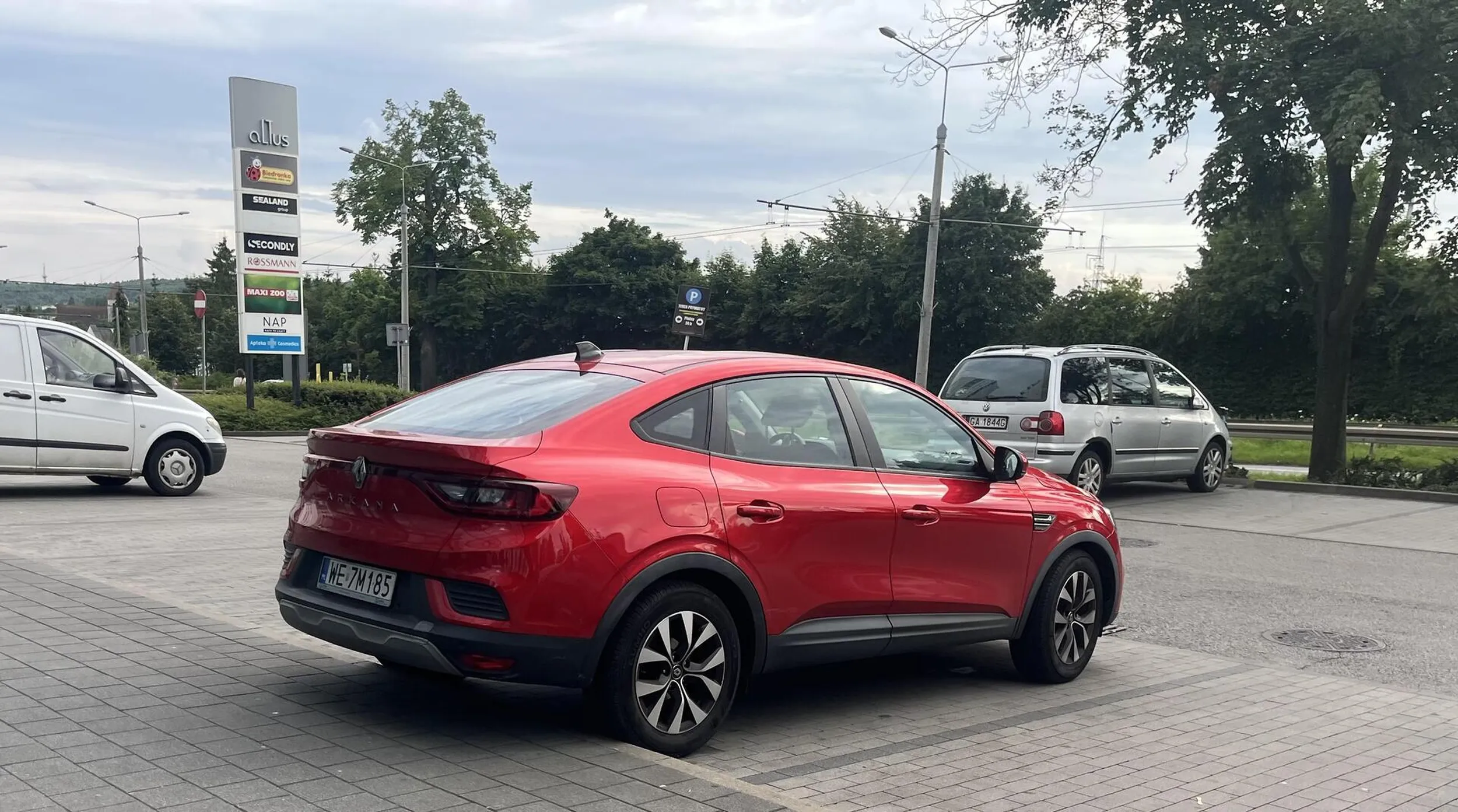 Silnik włączony, klimatyzacja miło chłodzi,  czas leci, a ludzie na chodniku się trują twoimi śmierdzącymi spalinami.