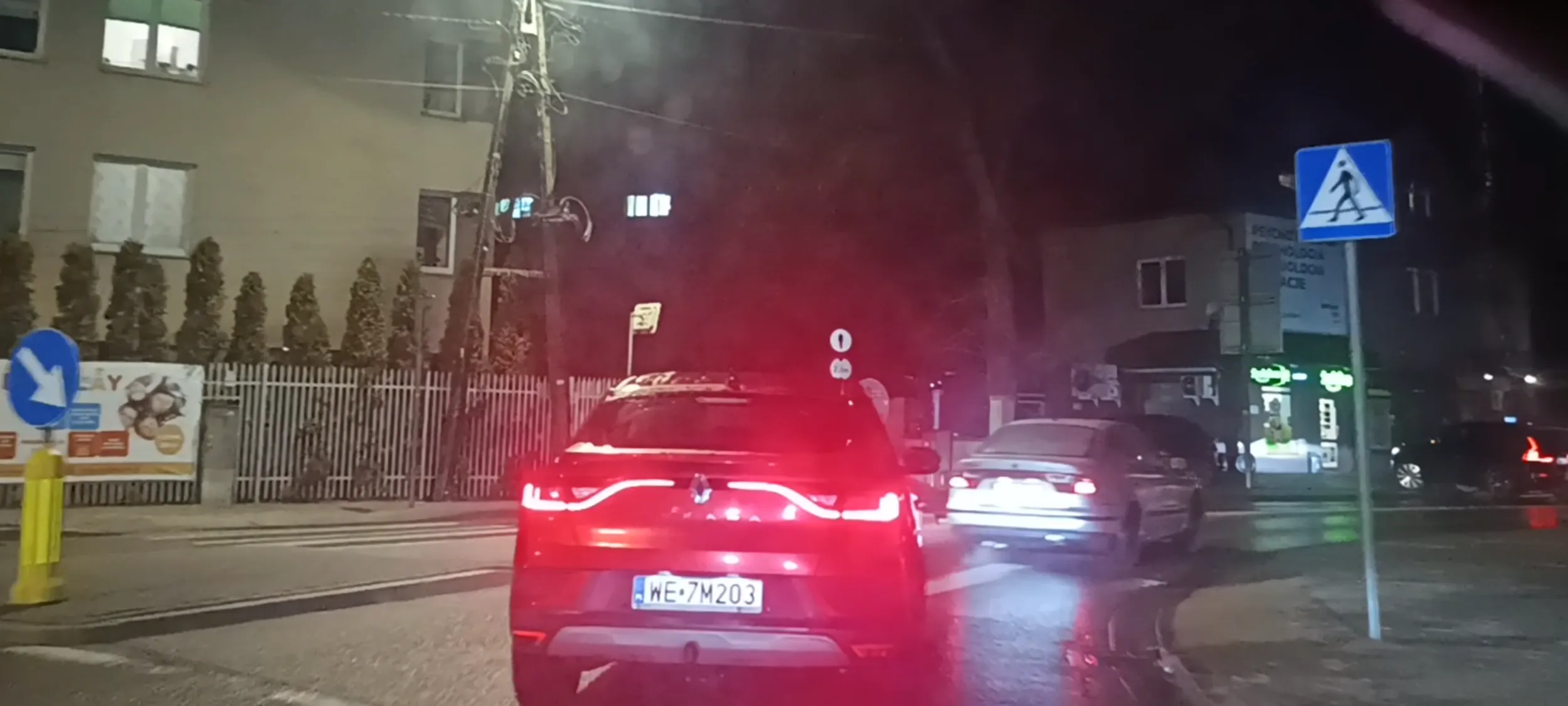 Drogowy Bandzior w aucie po wypadku wbija się z impetem na rondo wymuszając pierwszeństwo przejazdu a potem zjeżdża z ronda bez używania kierunkowskazów. Auto kopci rury jakby silnik był po powodzi.