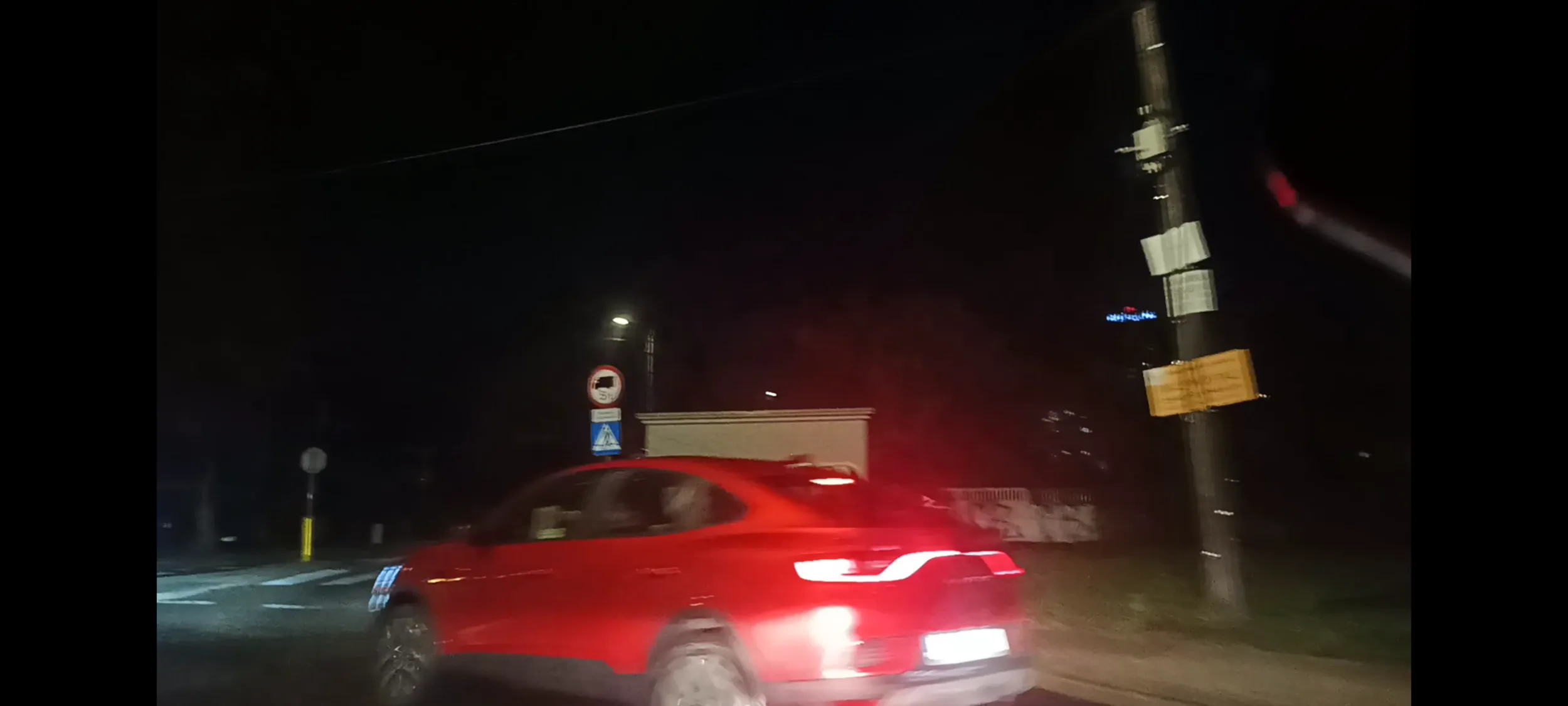 Drogowy Bandzior w aucie po wypadku wbija się z impetem na rondo wymuszając pierwszeństwo przejazdu a potem zjeżdża z ronda bez używania kierunkowskazów. Auto kopci rury jakby silnik był po powodzi.