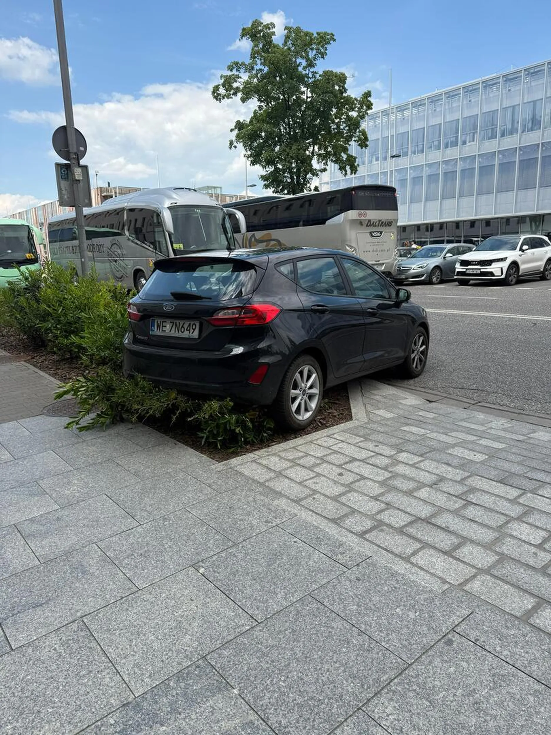 Wybrzeże Kościuszkowskie, Warszaw. Kolejny mistrz parkowania. Według przepisów – niekoniecznie.