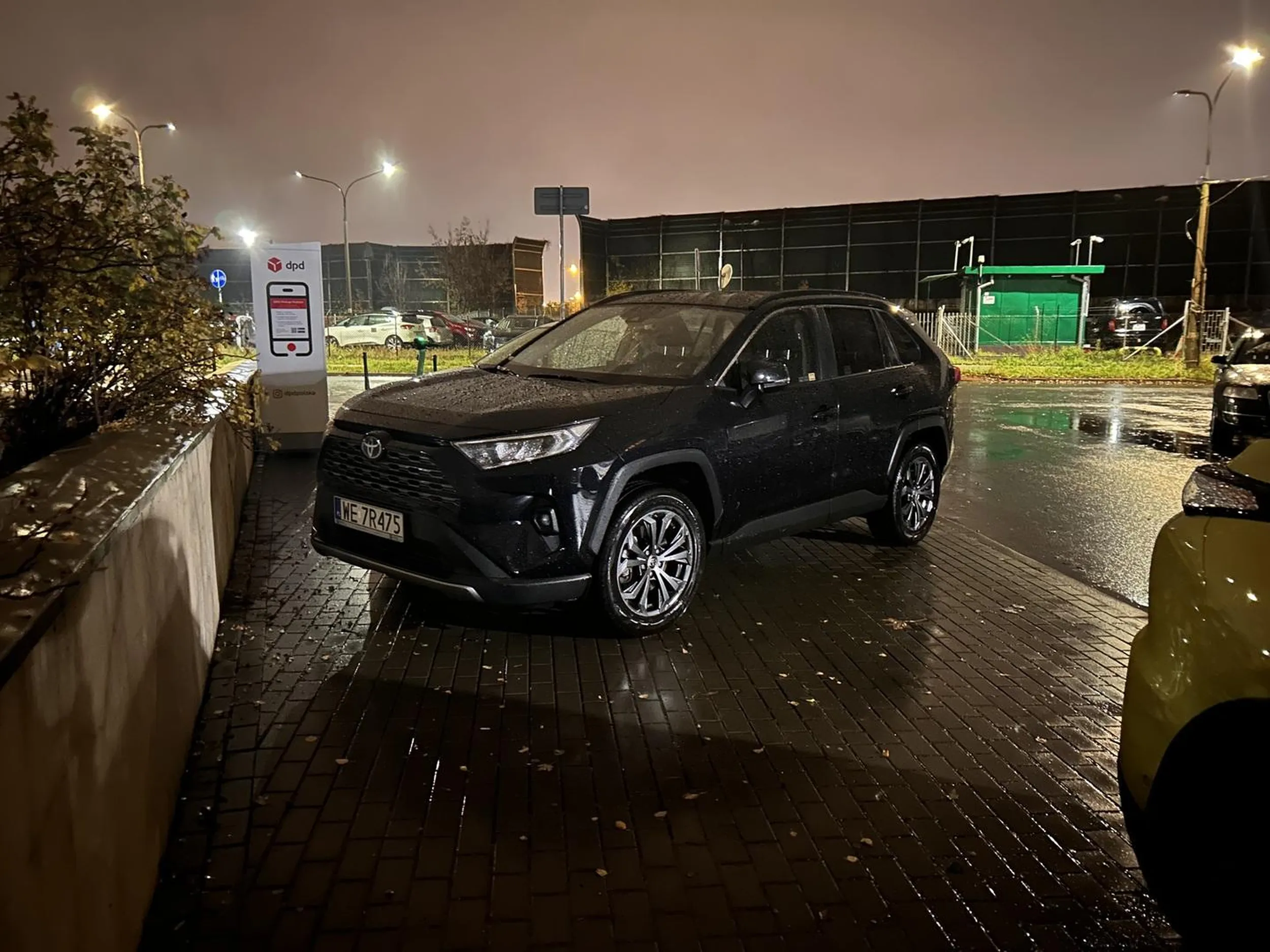 rodzic z dzieckiem na wózku albo osoba na wózku to jak ma przejść!!!  pomiędzy jednym a drugim zdjęciem minęło 20 minut, więc cymbał na pewno nie stał „na chwilę”