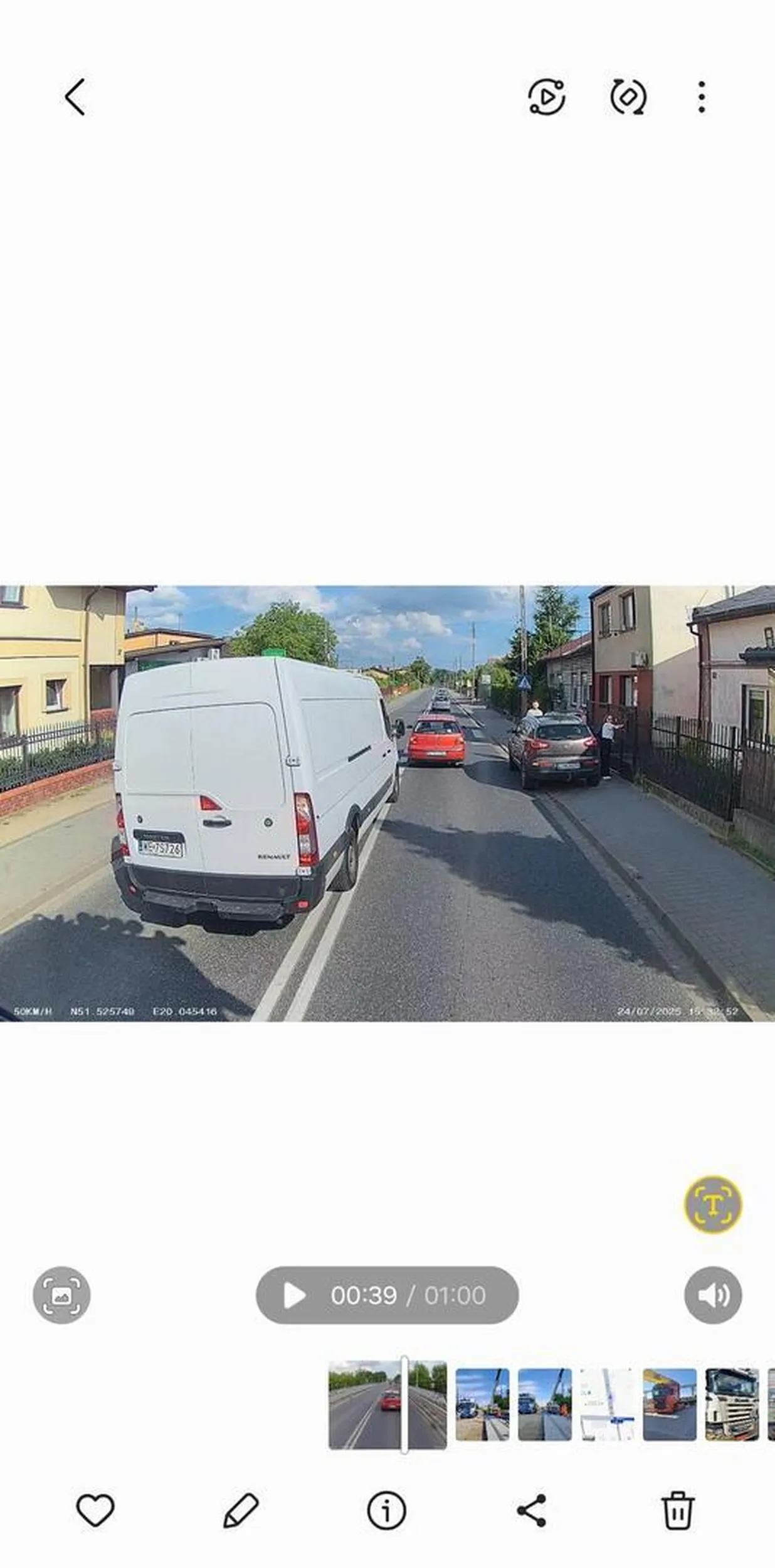 Nie normalny gość w mieście podwójna ciągła i przejście dla pieszych a na dodatek bezczelny Fuck-a pokazuje Uważajcie na delikwenta